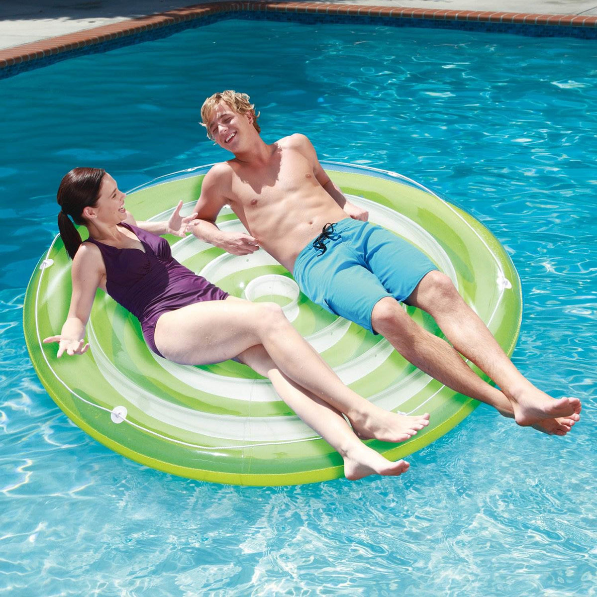 Summer Waves 32ft x 16ft x 52in Pool Set and 2 Inflatable Splash Island Floats