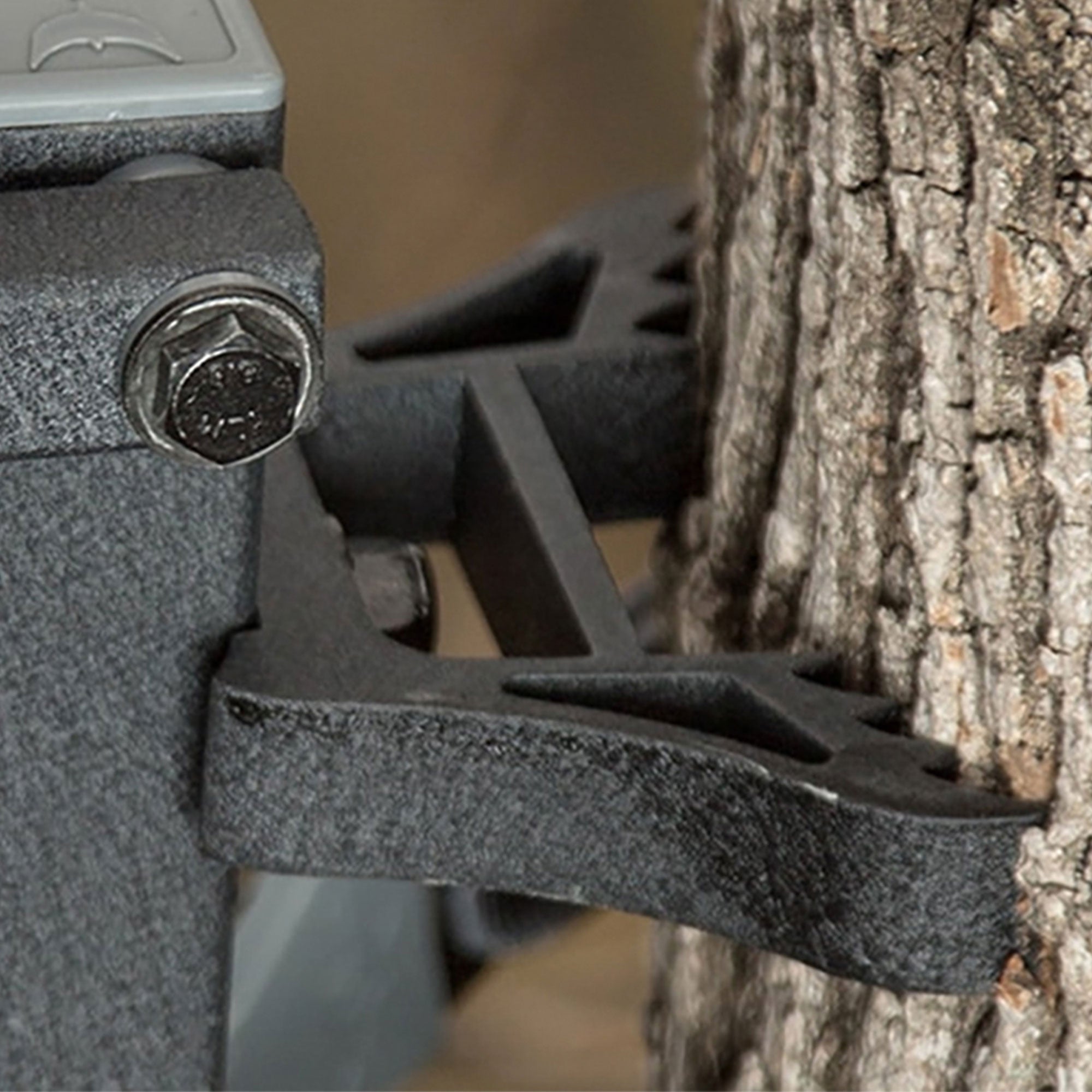 Hawk COMBAT Steel Hang-On Hunting Treestand & Full-Body Safety Harness (Used) - VMInnovations