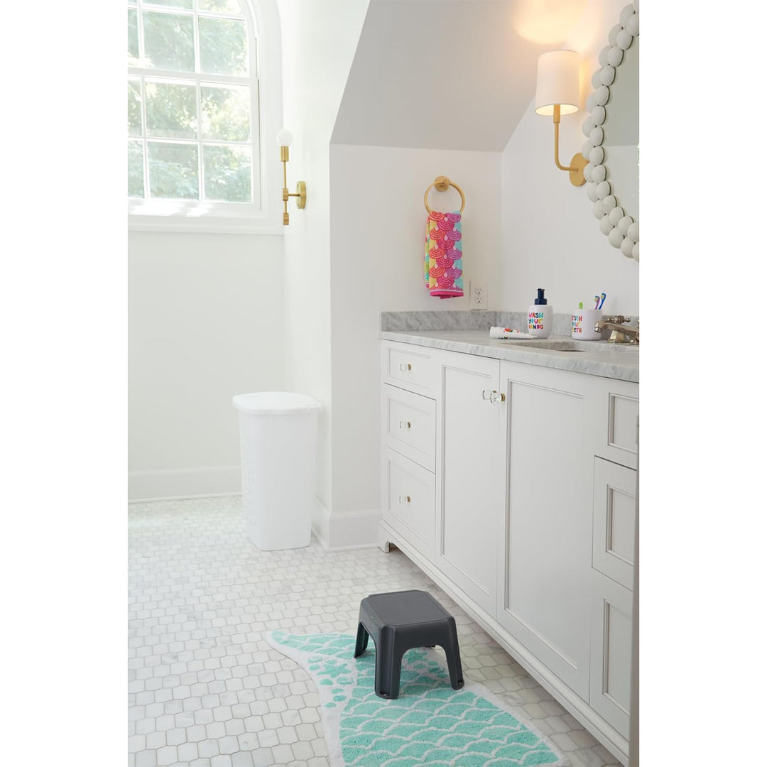 Rubbermaid Durable Plastic Small Step Stool w/ 250-LB Weight Capacity (Open Box)