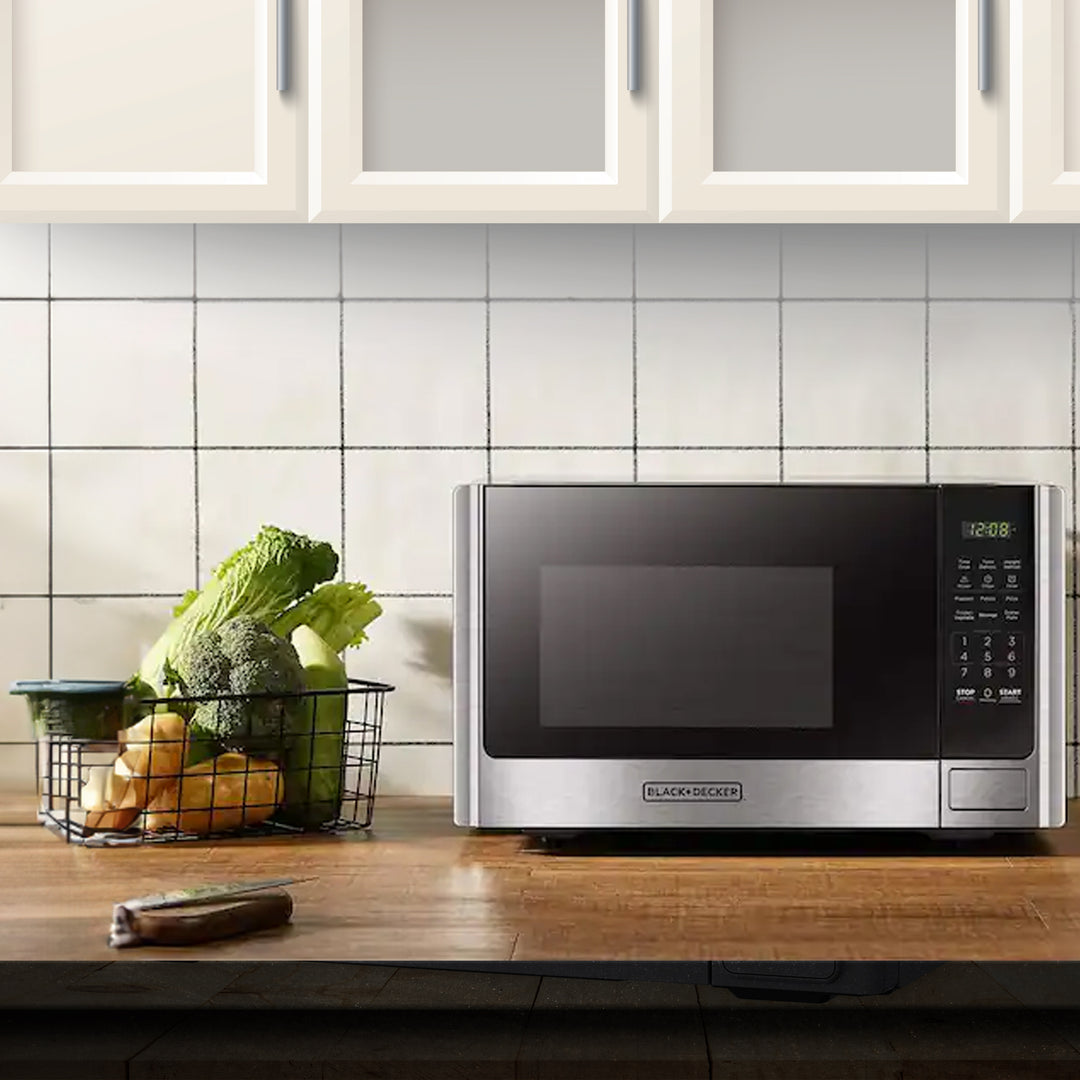 Black and Decker 900 Watt 0.9 Cubic Feet Counter Microwave Oven (Open Box)