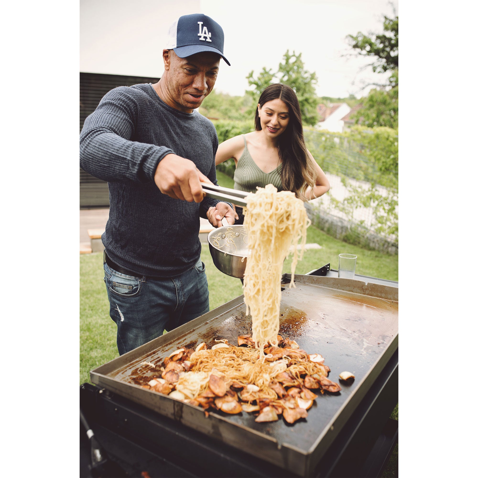 Razor Griddle Outdoor 4 Burner LP Propane Gas Griddle Grill w/Shelves (Used) - VMInnovations