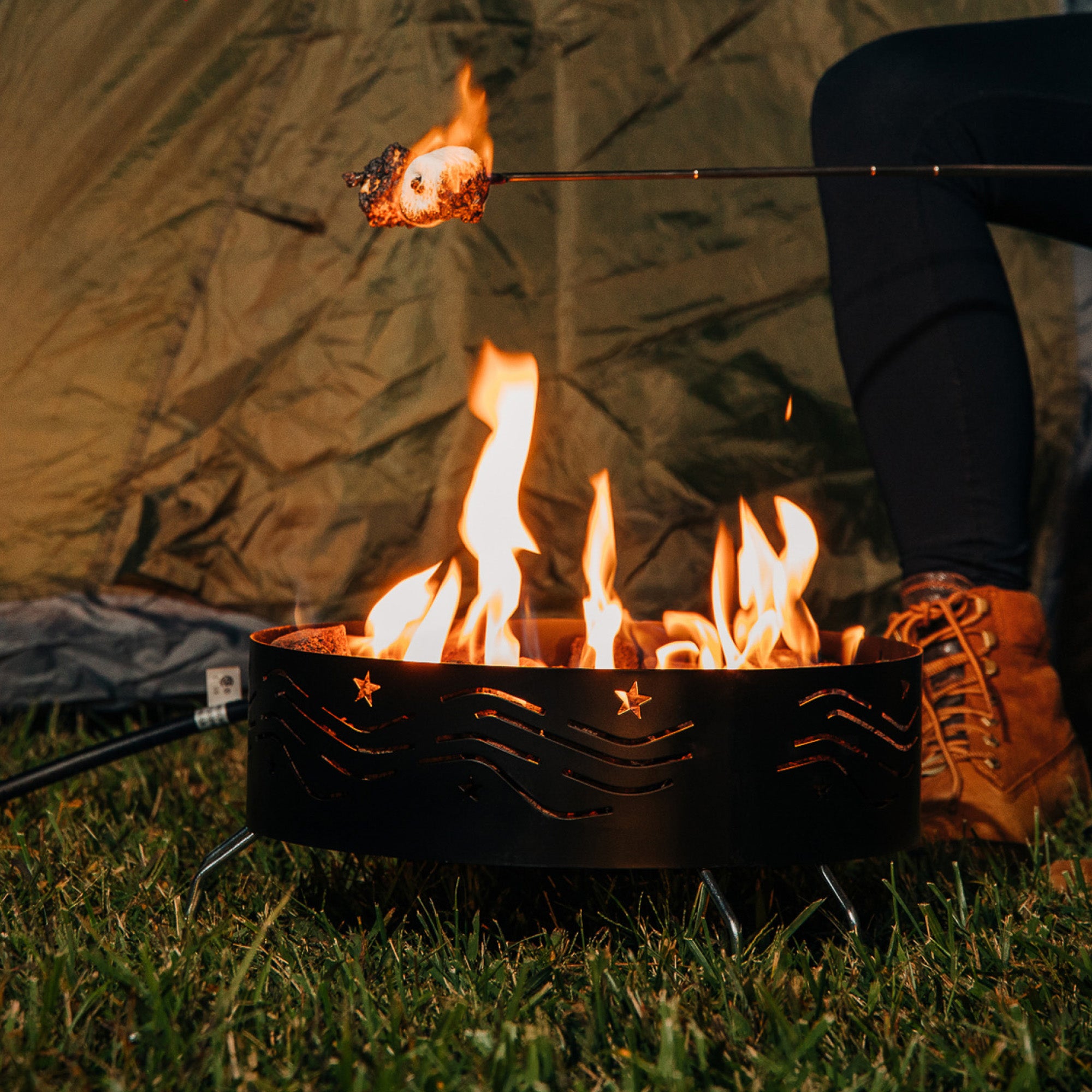 Camco Portable Campfire Propane Heater Fire Pit w/ Lava Rocks, Black (Open Box) - VMInnovations