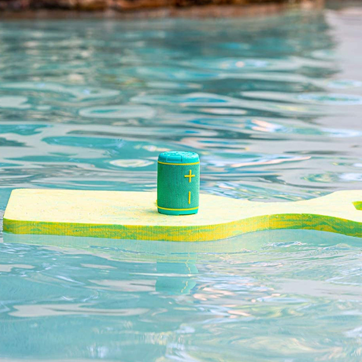Aqua Lily Pad 16' Floating Foam Island w/ Floating Waterproof Bluetooth Speaker