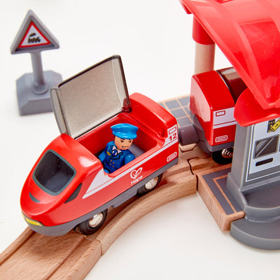 Hape E3769 Busy City Themed Railway Train Mining Loader Set with Magnetic Crane