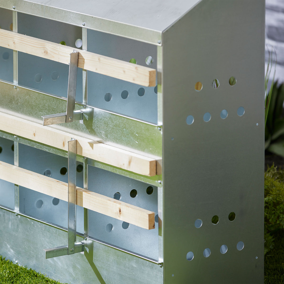 Brower 410B Galvanized Steel 10 Hole 50 Bird Poultry Nest Chicken Brooding Box (Refurbished)