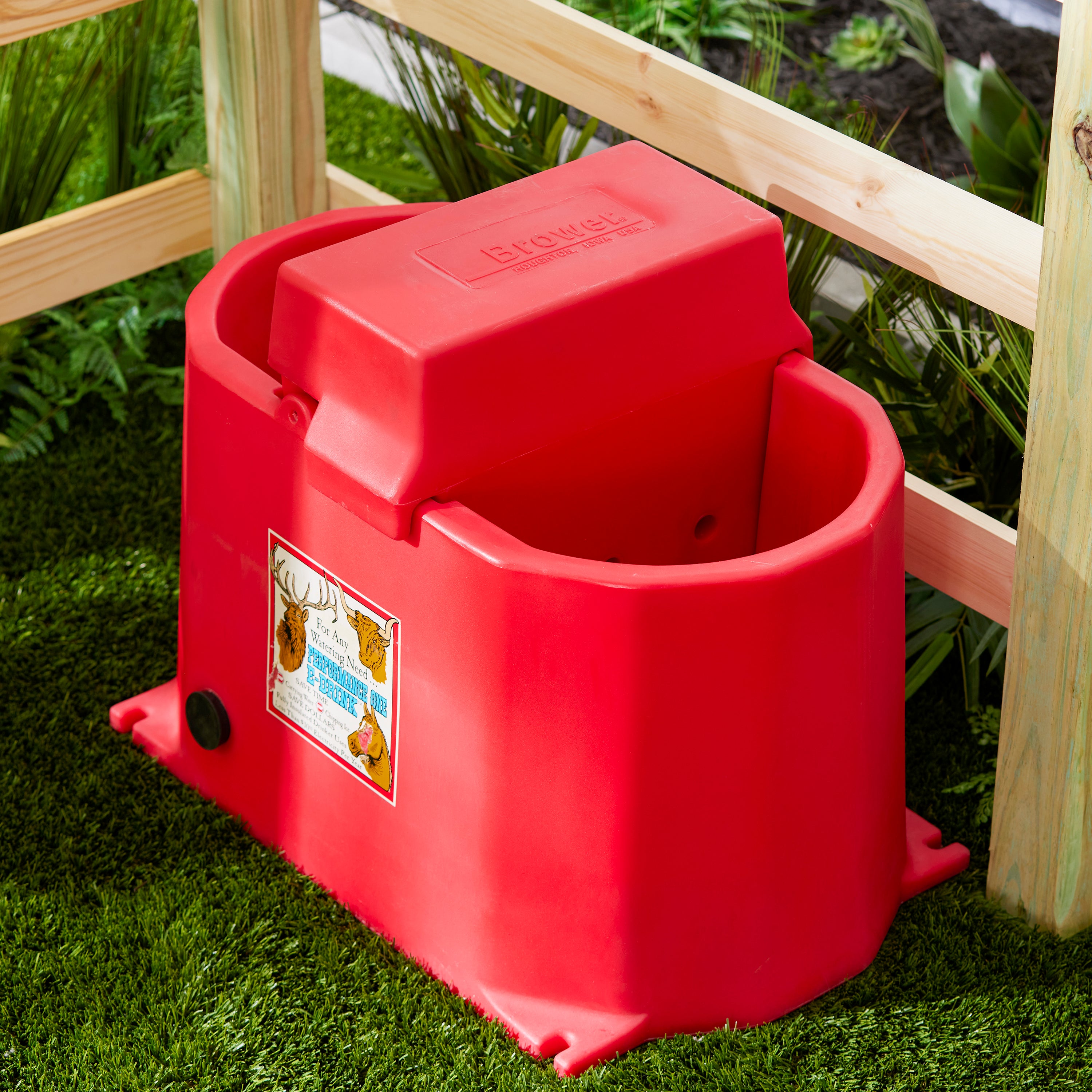 Brower MPO17E 250W Poly Plastic 17 Gallon Heated Outdoor Livestock Waterer, Red - VMInnovations