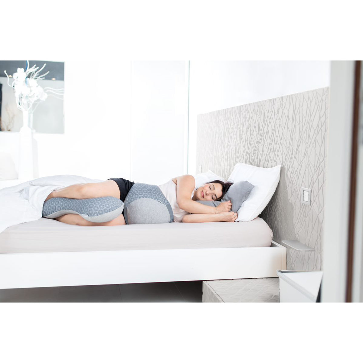 Babymoov Mom and Baby Sleep Aid Leg Support Nursing Pillow, Grey Polka Dots - VMInnovations