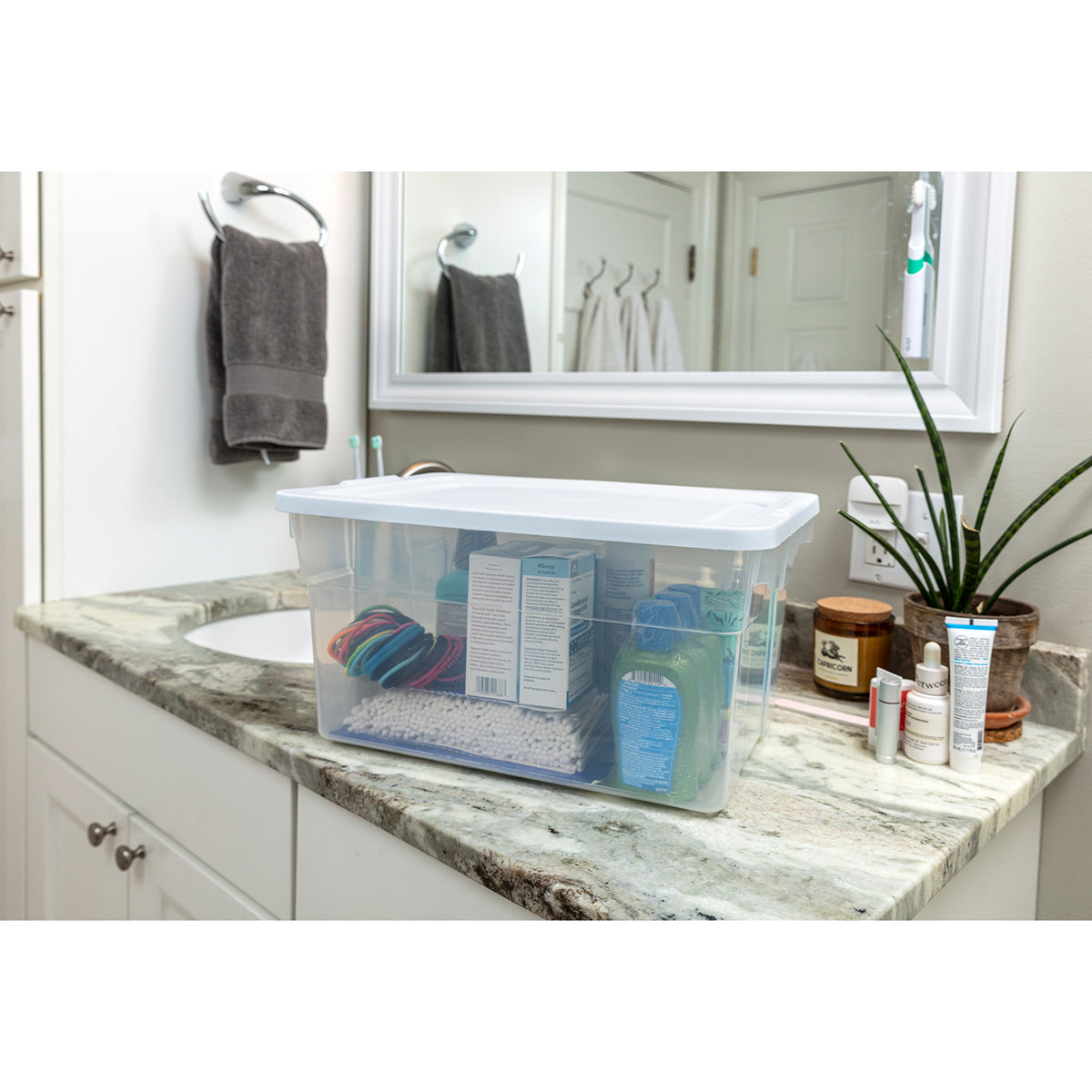 Rubbermaid Classic Clear Stackable 20 Quart Heavy Duty Plastic Storage Bins