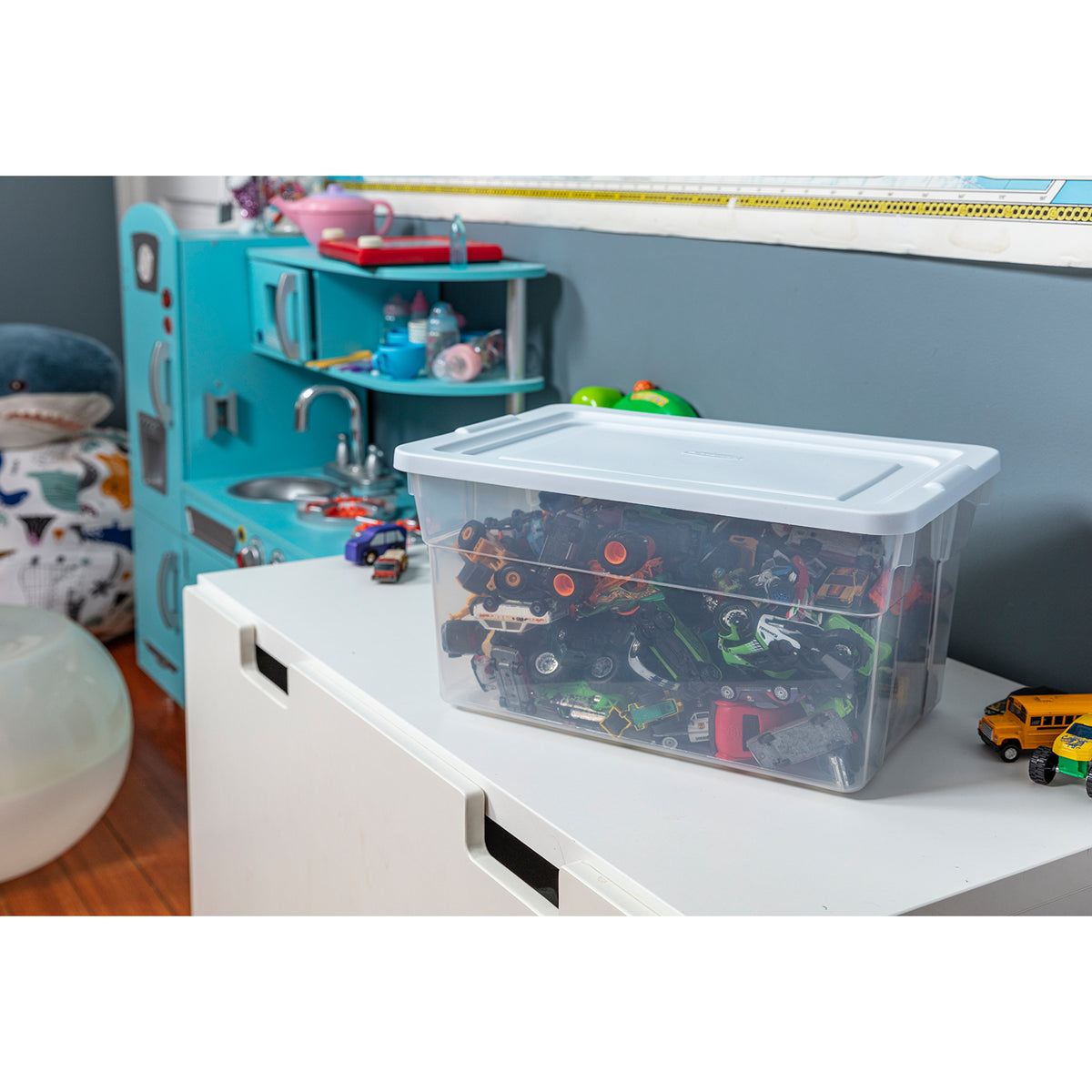 Rubbermaid Classic Clear Stackable 20 Quart Heavy Duty Plastic Storage Bins