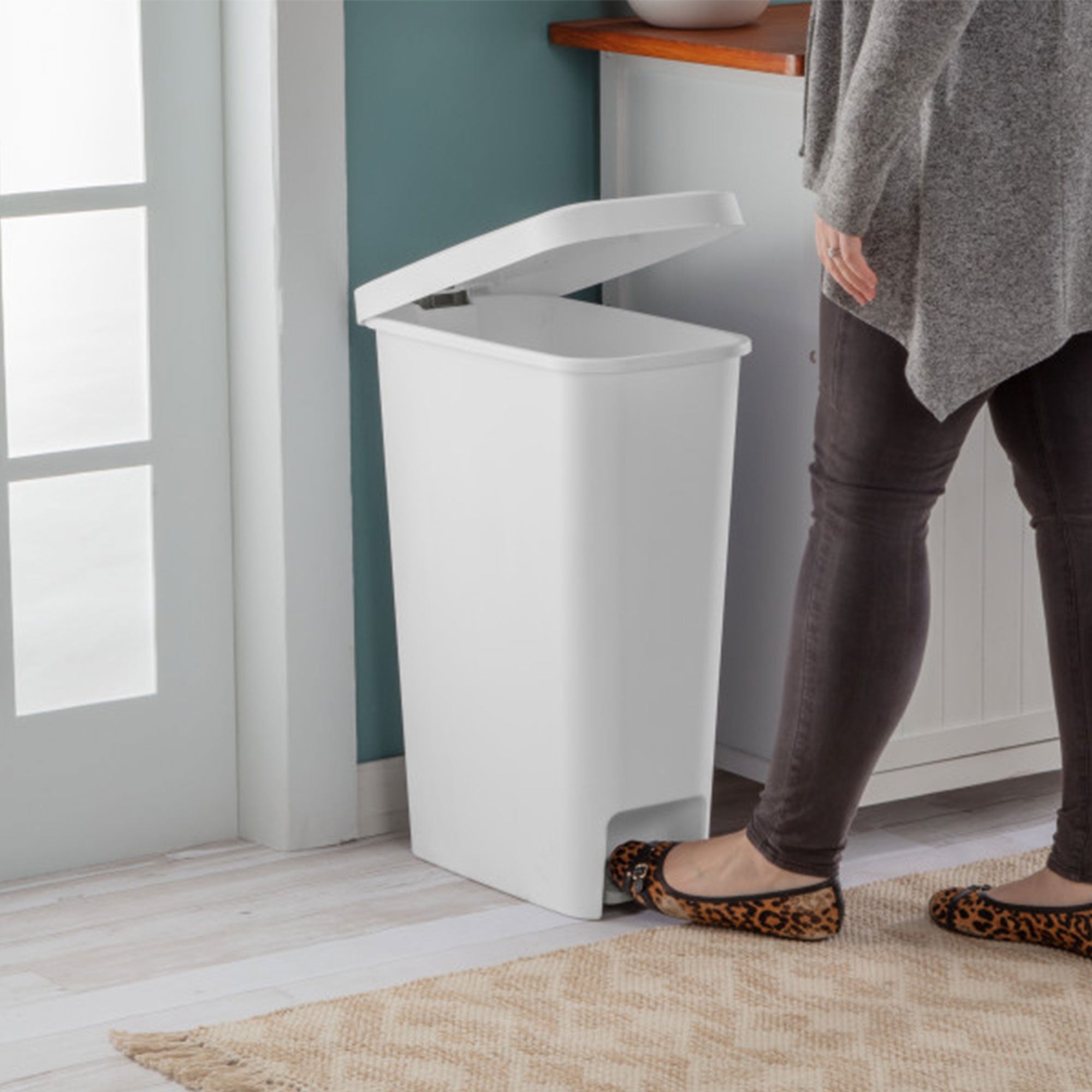 Sterilite 11 Gal. Slim Handsfree Portable Wastebasket Trash Can, White (12 Pack) - VMInnovations