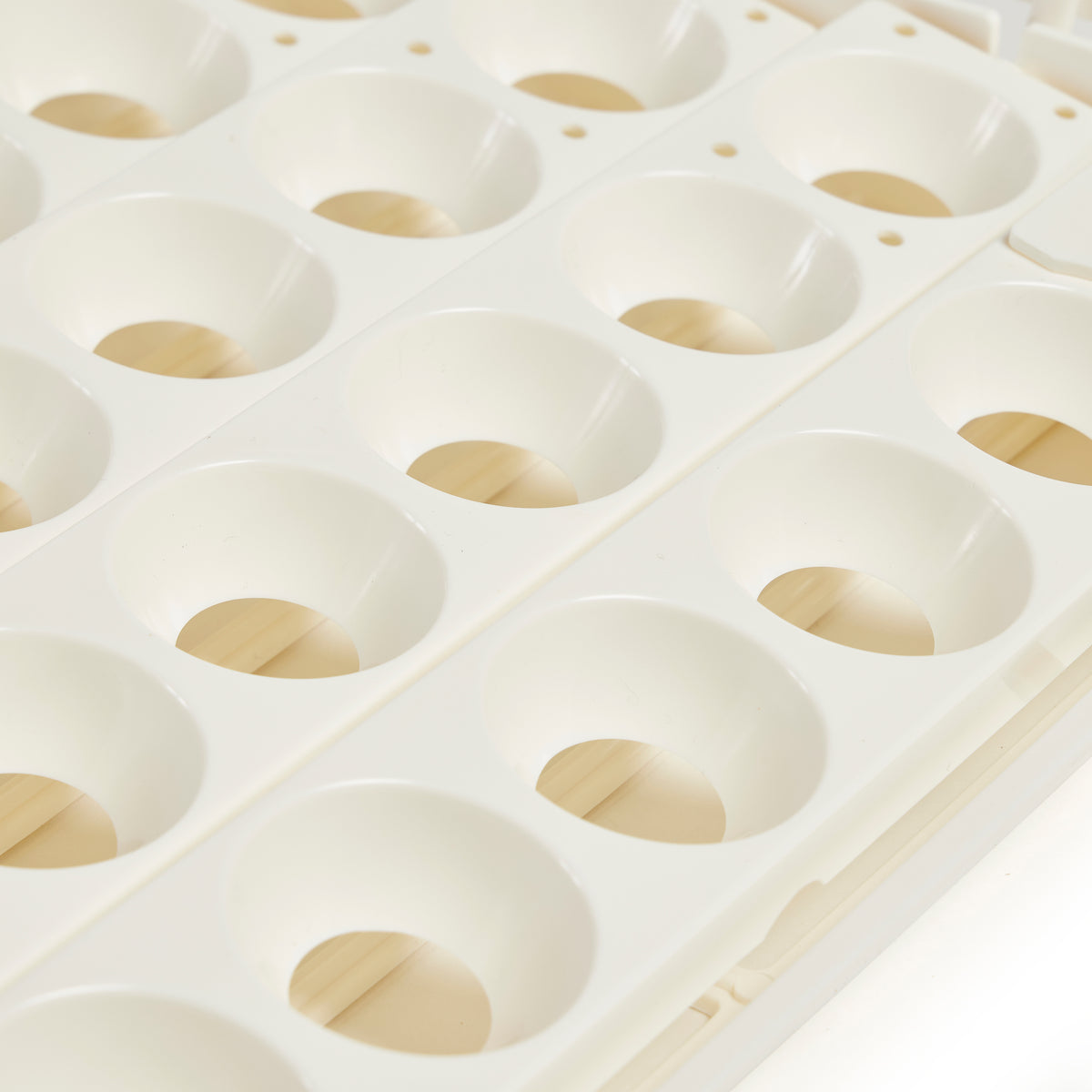 Farm Innovators 3200 Automatic 41 Spot Egg Turner for Improved Hatching, (Used)