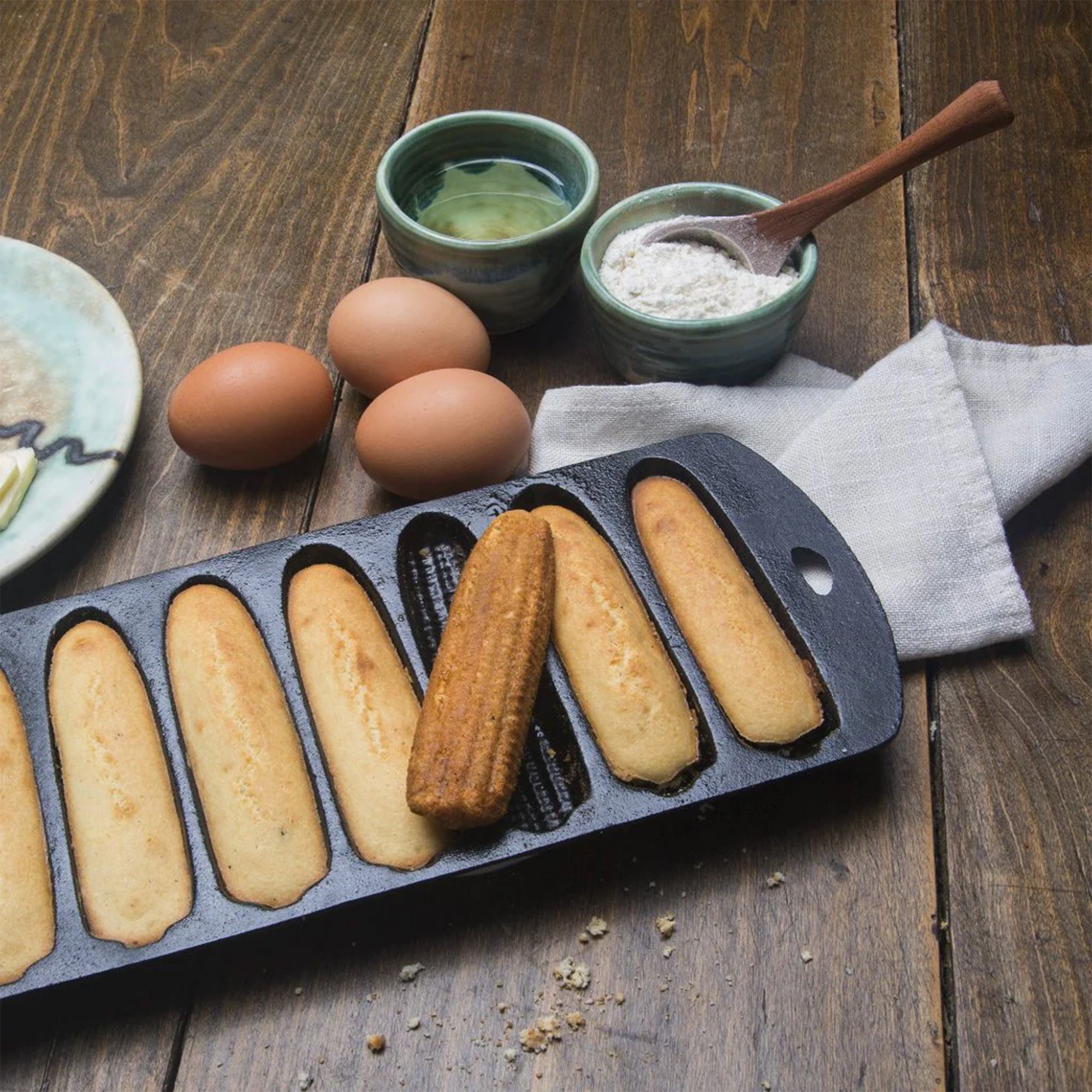 Bayou Classic 12 x 5 Inch Heavy Duty Cast Iron Cornbread Pan with 7 Molds, Black - VMInnovations