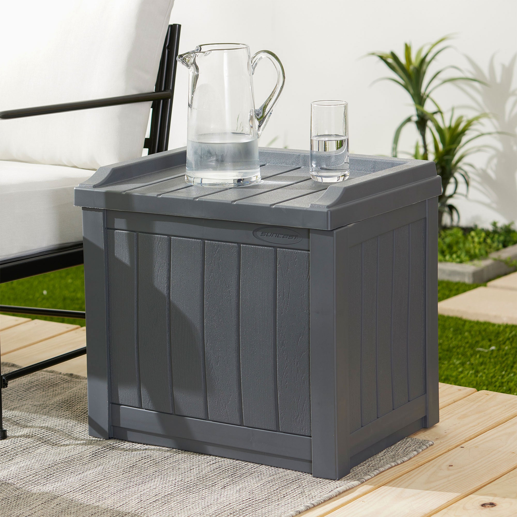 Suncast SS601C 22 Gallon Outdoor Patio Small Deck Box w/ Storage Seat,Cyberspace (Damaged)