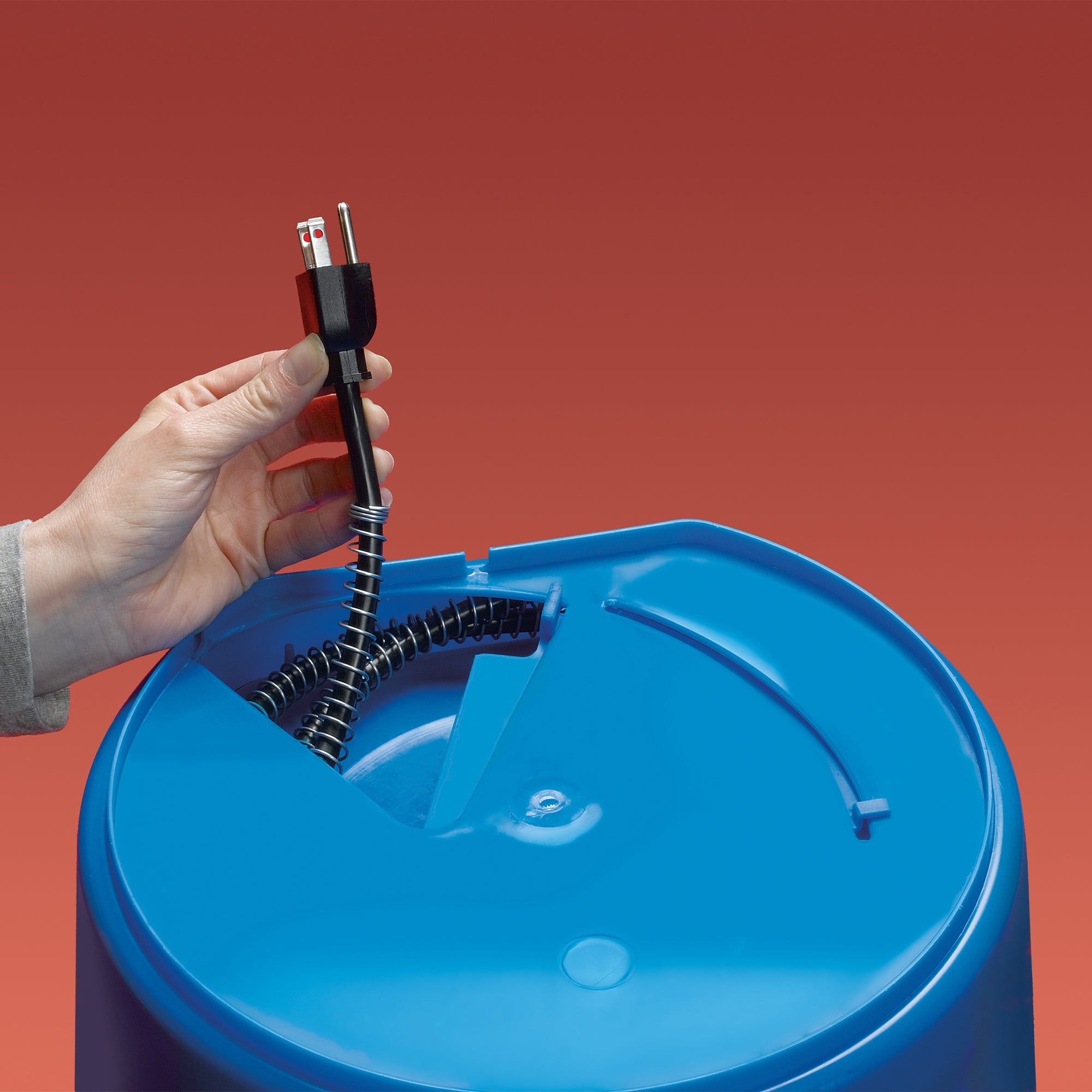 API 20 Quart Plastic Thermostatically Controlled Round Flat Back Heated Bucket - VMInnovations
