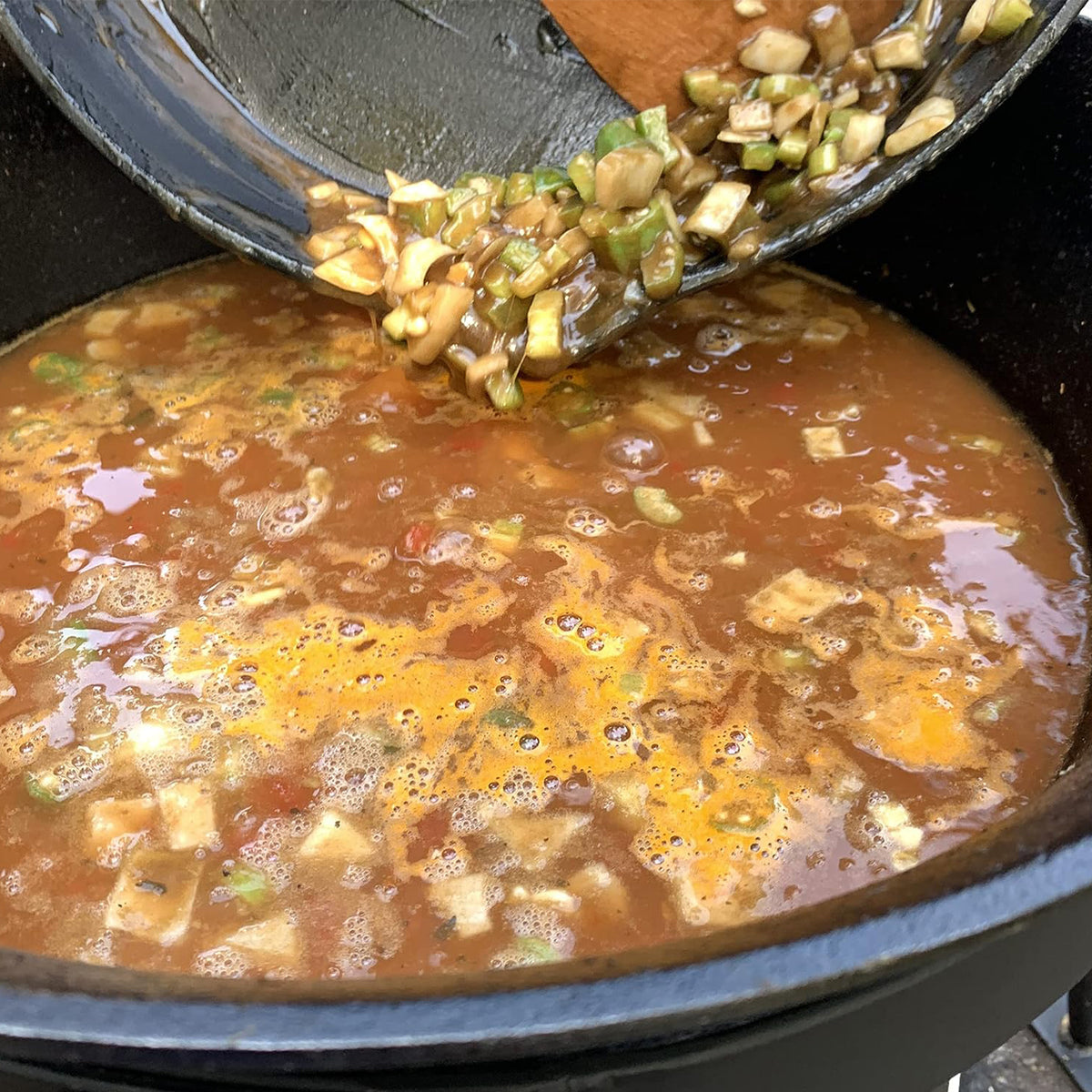 Bayou Classic 7 Gallon Cast Iron Jambalaya Kettle Pot with Lid and Tripod Stand - VMInnovations