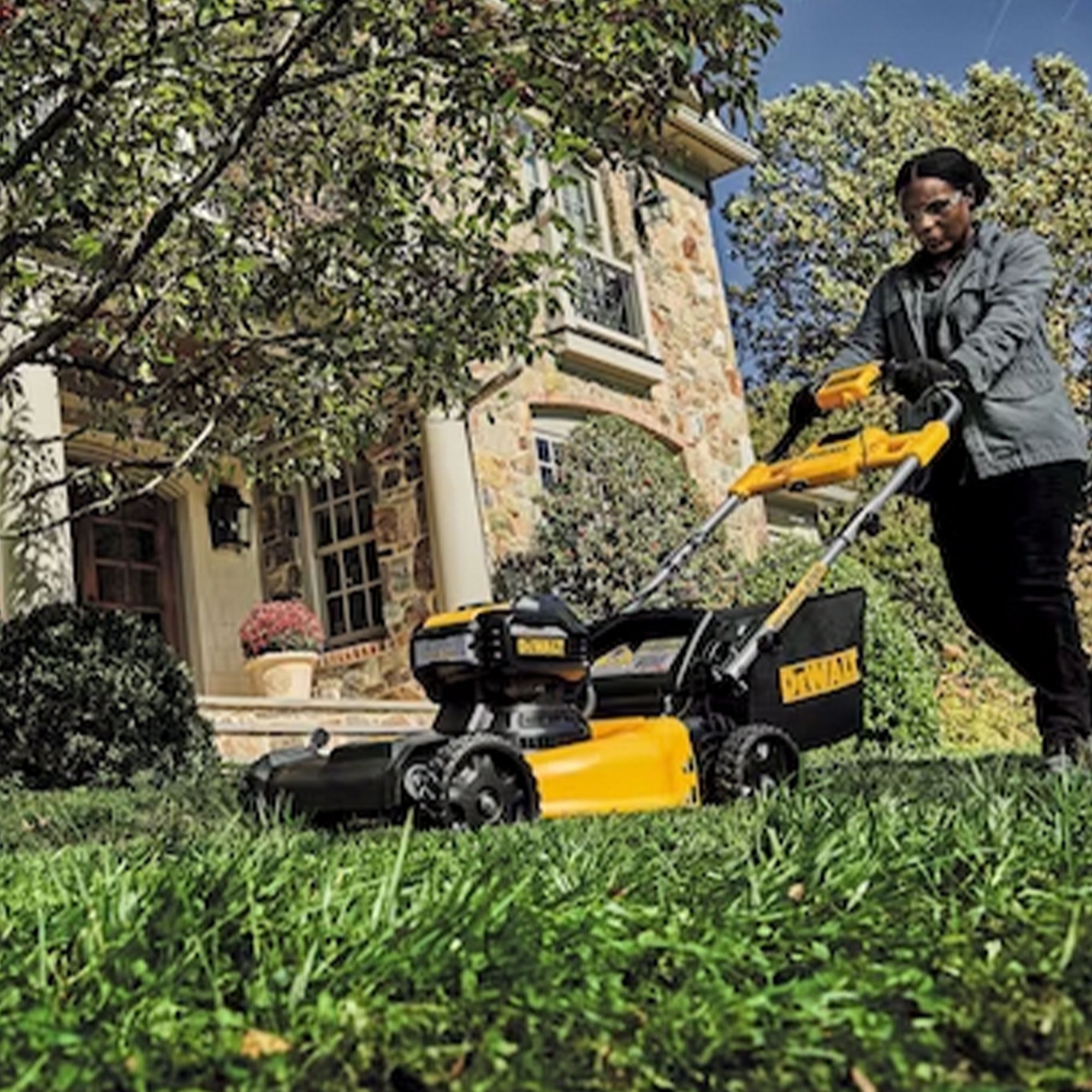 DEWALT 20V MAX Self Propelled 21.5" Automatic Lawn Mower with Charger(For Parts) - VMInnovations