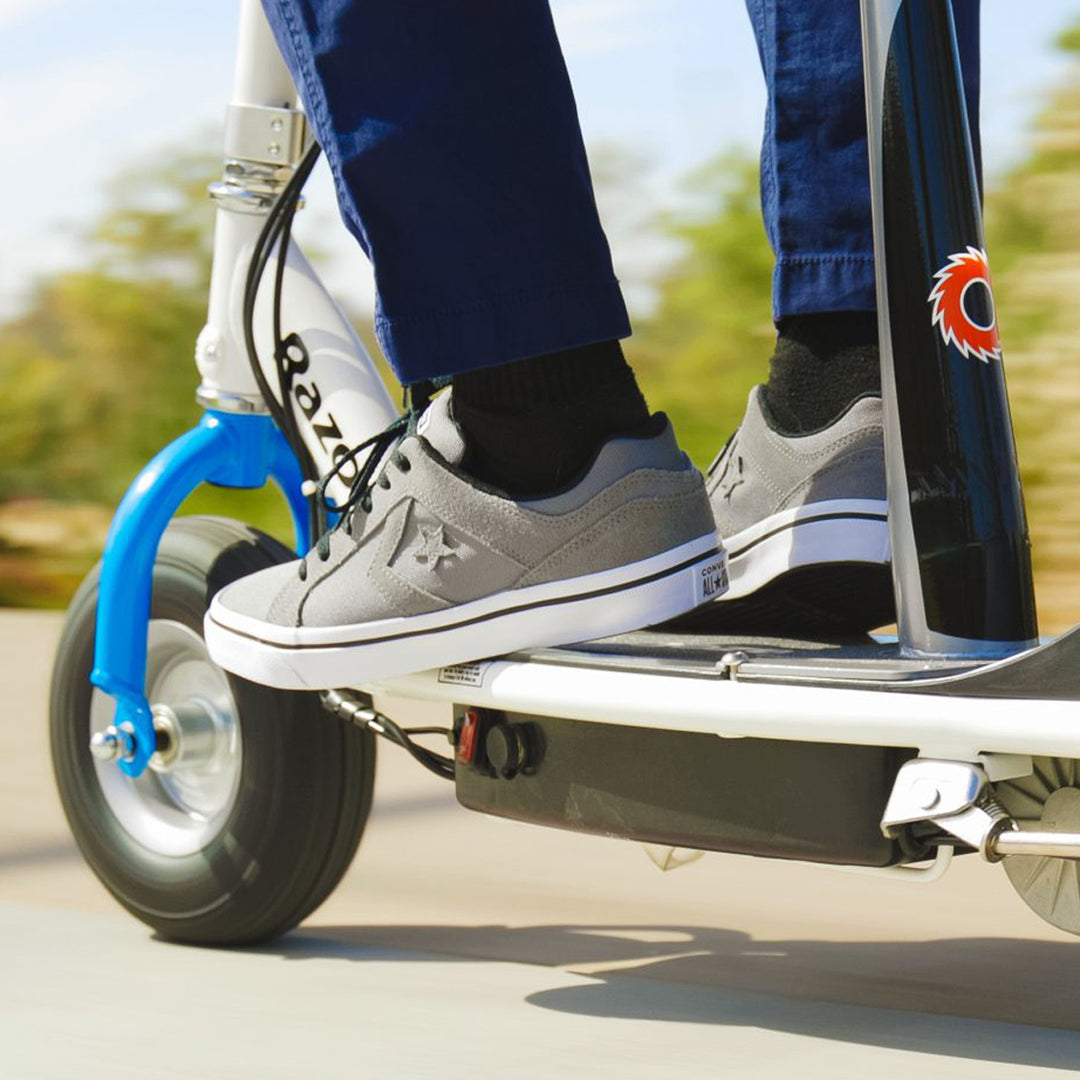 Razor Seated Electric Scooter for Kids, Pneumatic Tires, Seat, White/Blue (Used)