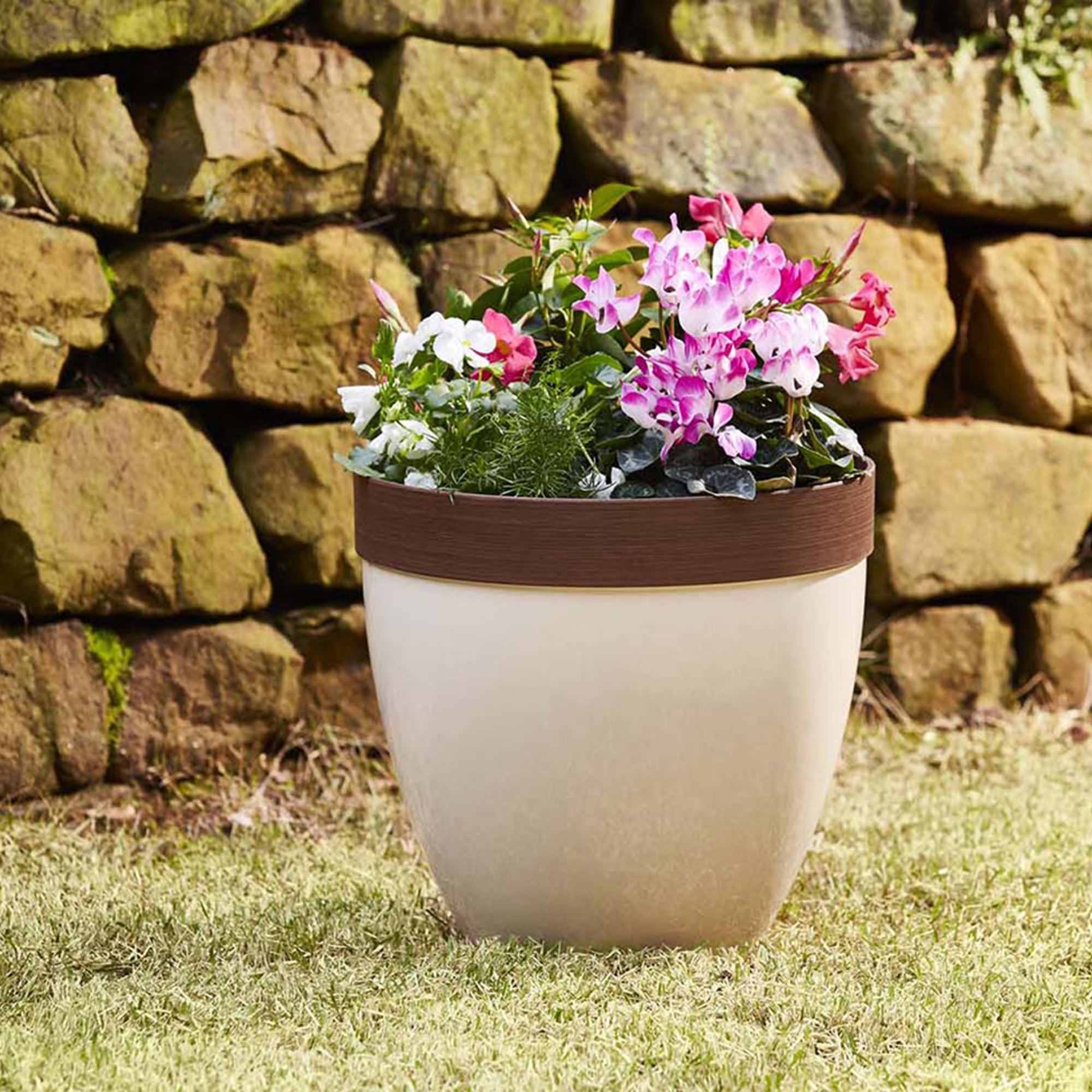 Southern Patio 15-Inch Hornsby Resin Planter with Drainage Hole and Plug, Beige