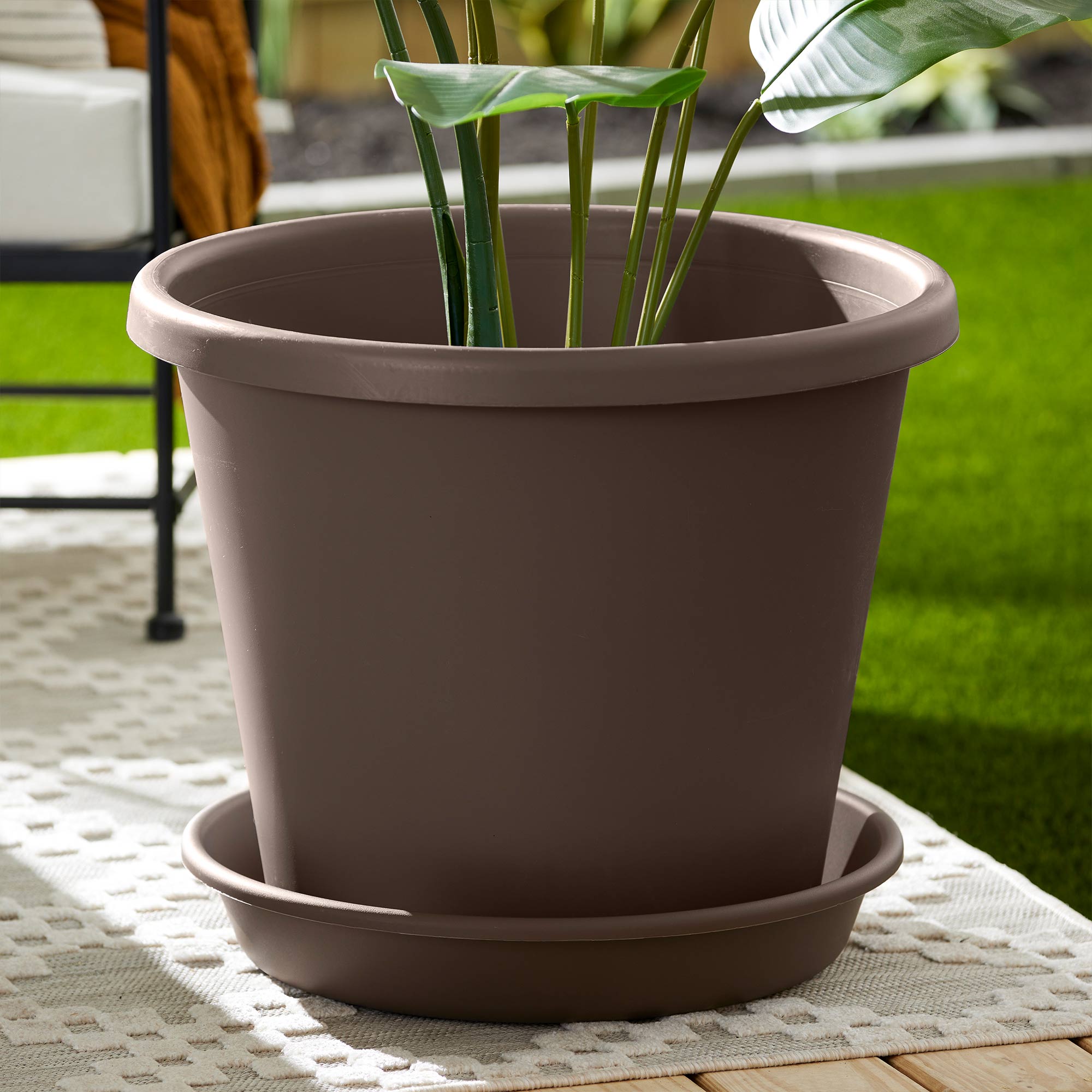 The HC Companies Classic 21" Deep Plastic Round Plant Pot Saucer, Brown (4 Pack) - VMInnovations