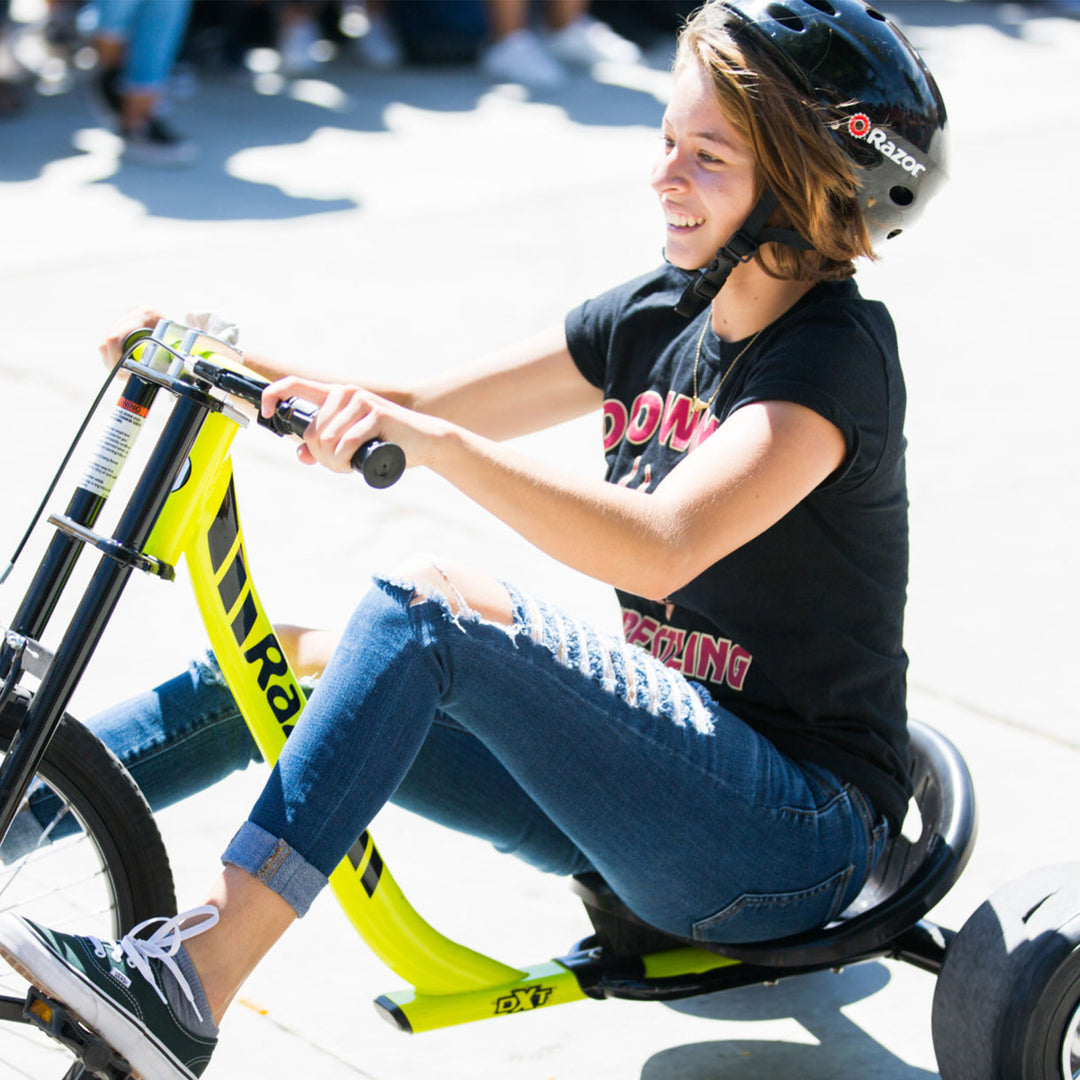Razor V17 Youth Skateboard/Scooter/Bike Sport Helmet, Glossy Black (Used)