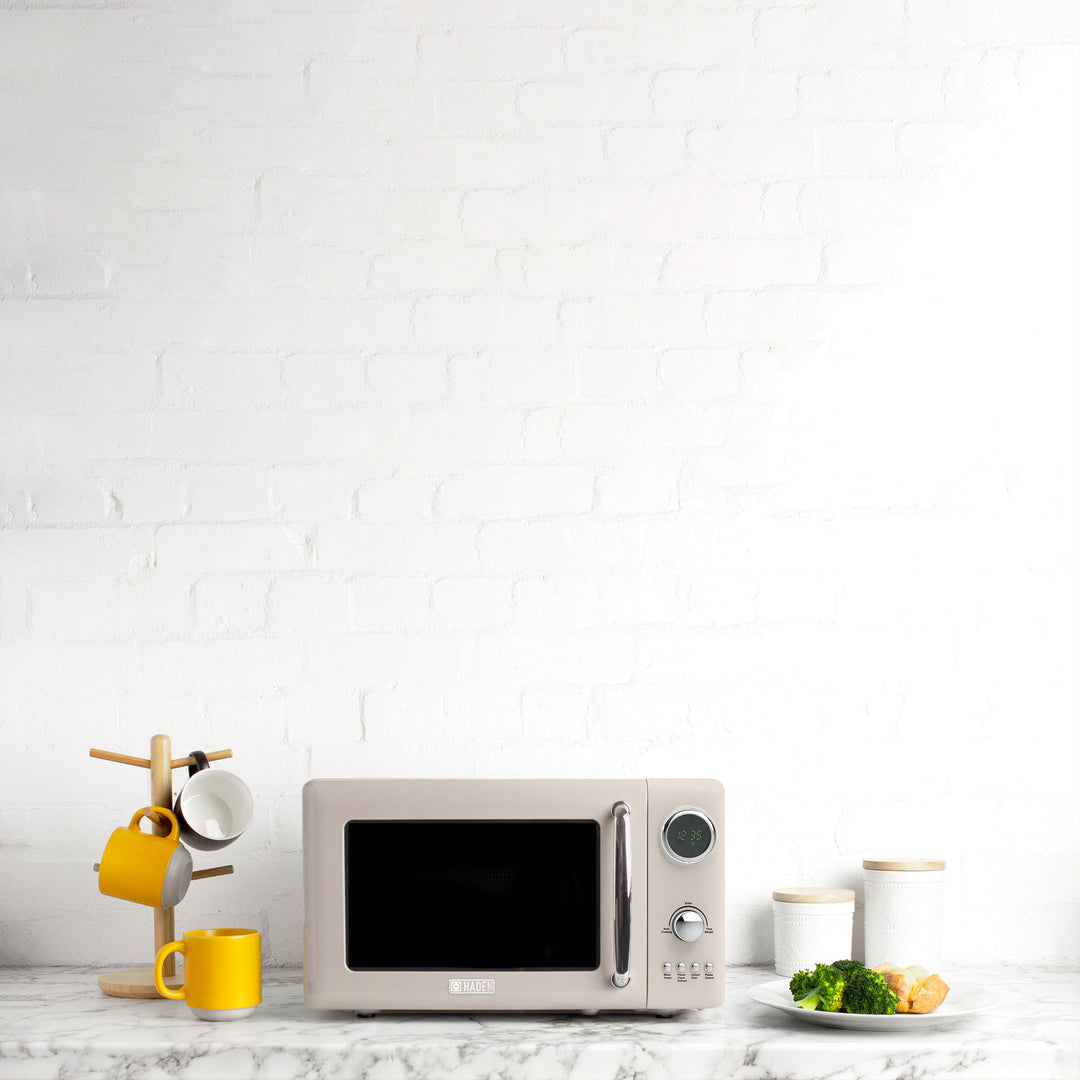 Haden 700 Watt 0.7 Cubic Foot Microwave w/Digital Controls, Putty/Chrome (Used) - VMInnovations