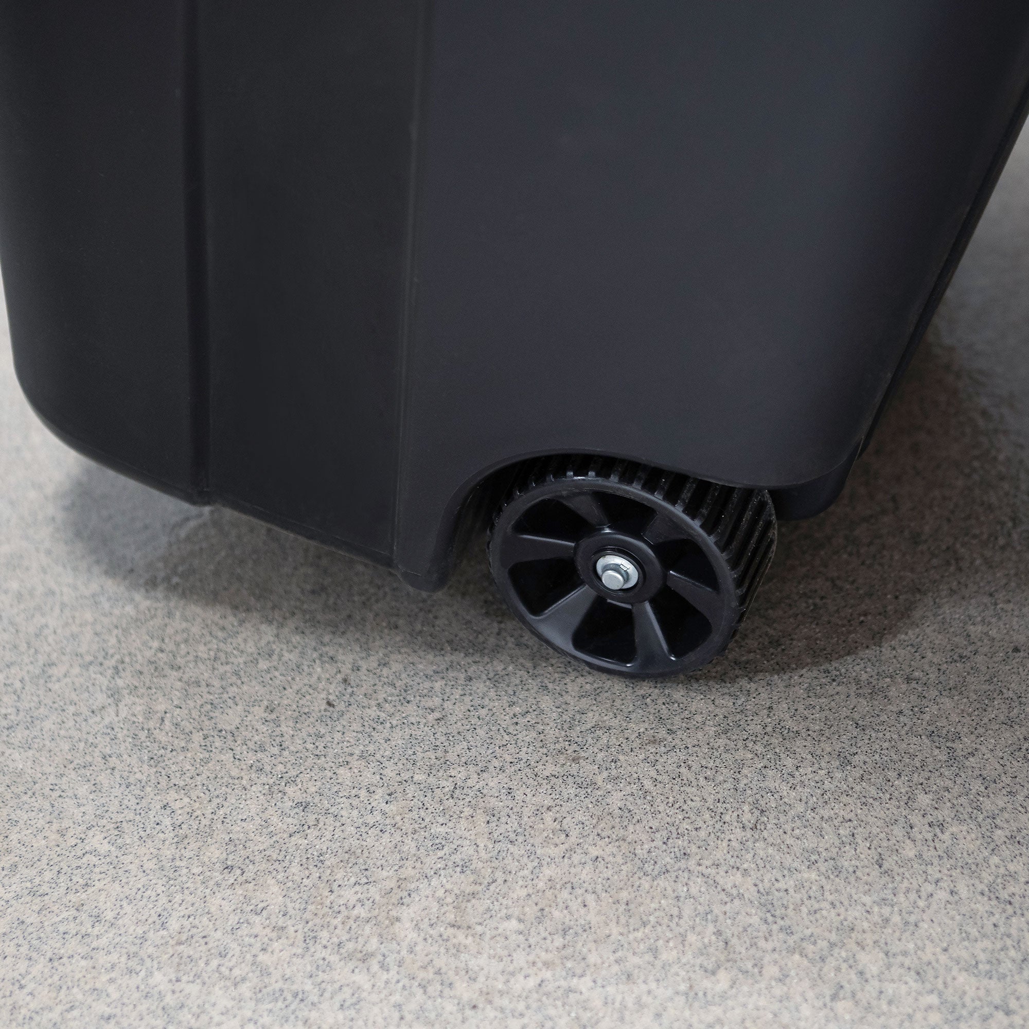 United Solutions 2 Pack Outdoor Trash Can w/Lid and Wheels, 32 Gal, Black (Used) - VMInnovations