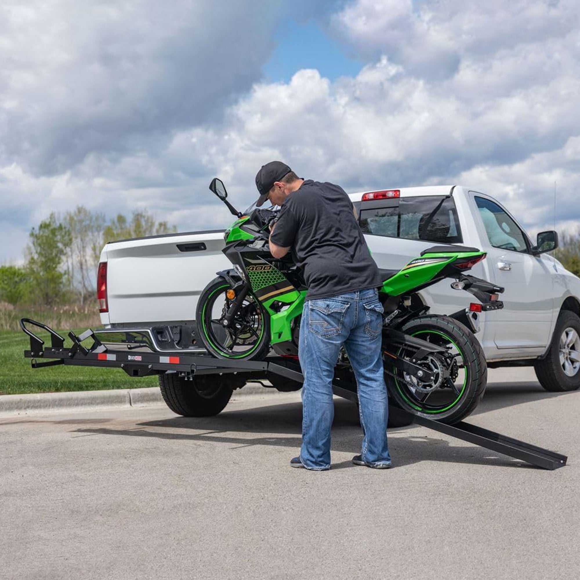Black Widow Motorcycle Bike Carrier w/Ramp for 2" Hitch, 600lb Capacity (Used)