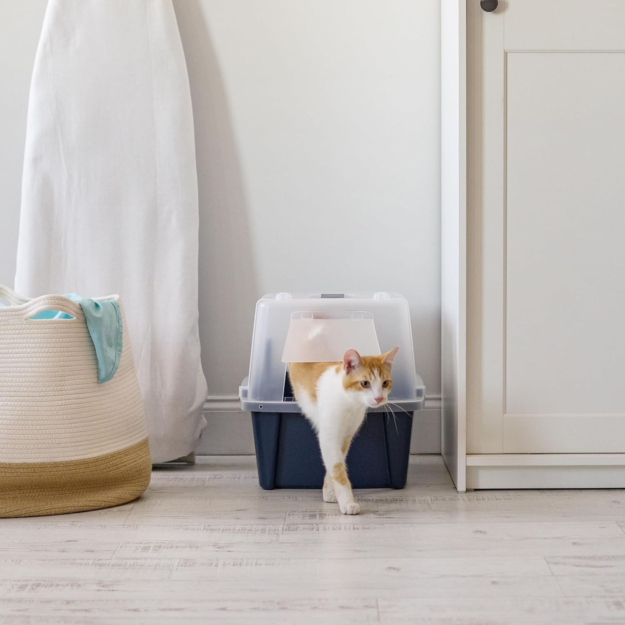 IRIS USA Covered Cat Litter Box, Enclosed Hood Split Top Entry Flap, Scoop, Navy