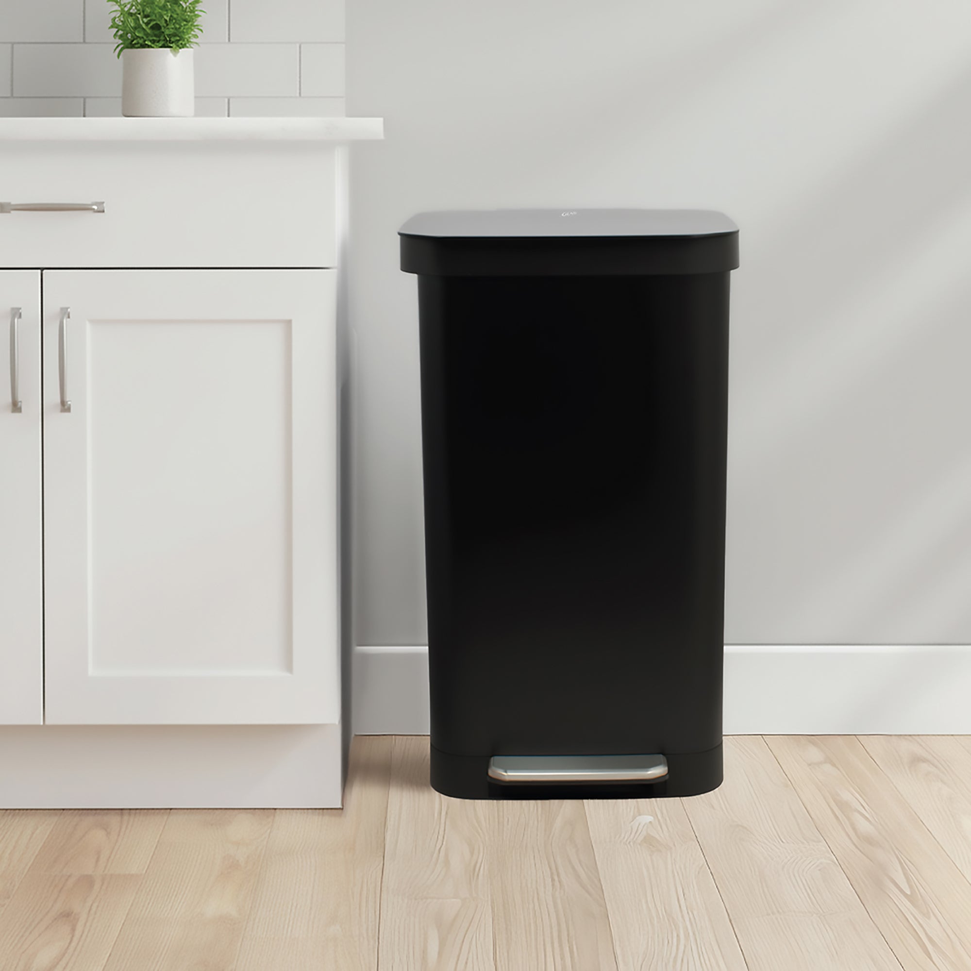 Glad Step Trash Can, Series 2 Soft Close Bin with Odor Protection, 20 Gal, Black (Used)