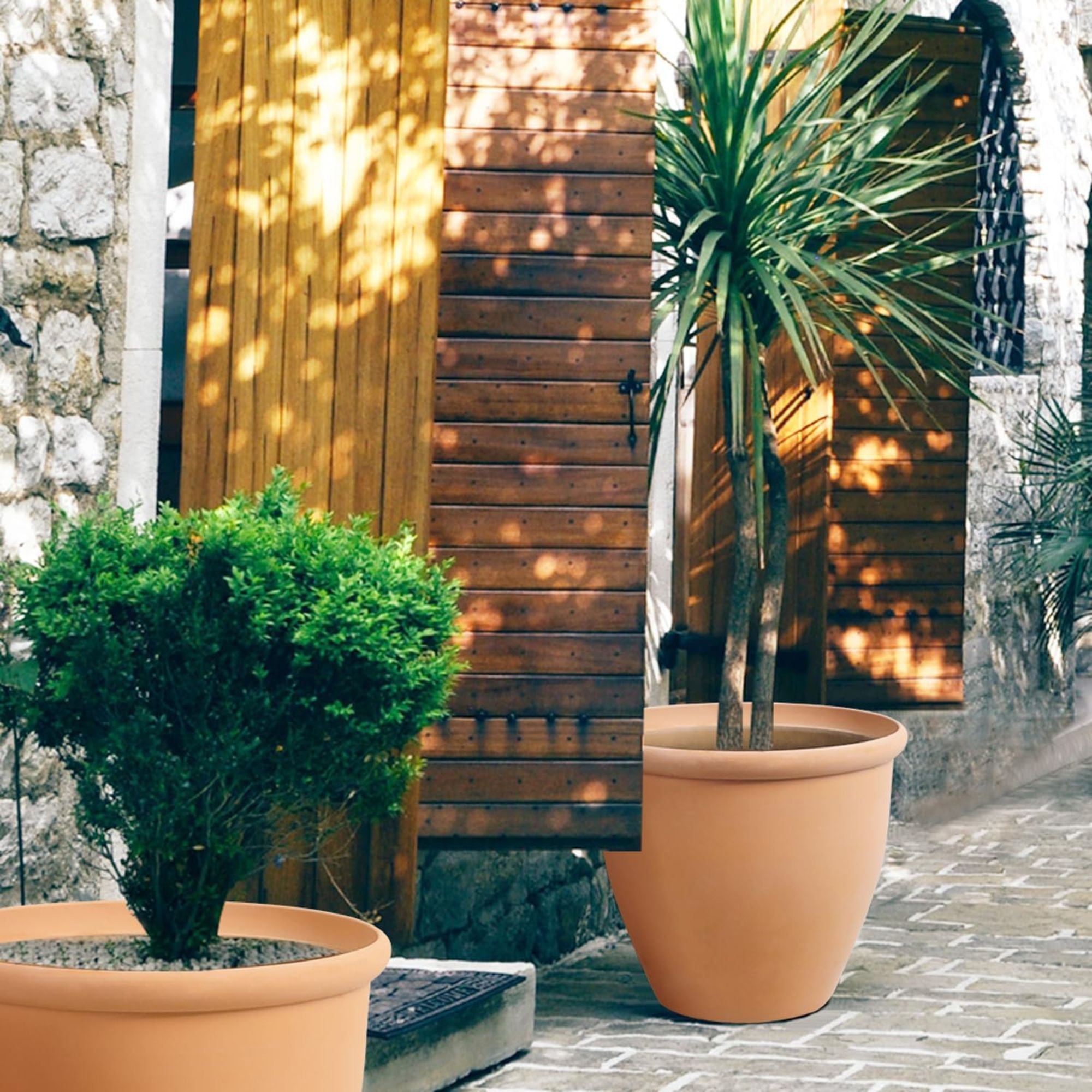Worth 2 Pack 15" Round Planters, Large Plastic Pots with Drainage Hole(Open Box)