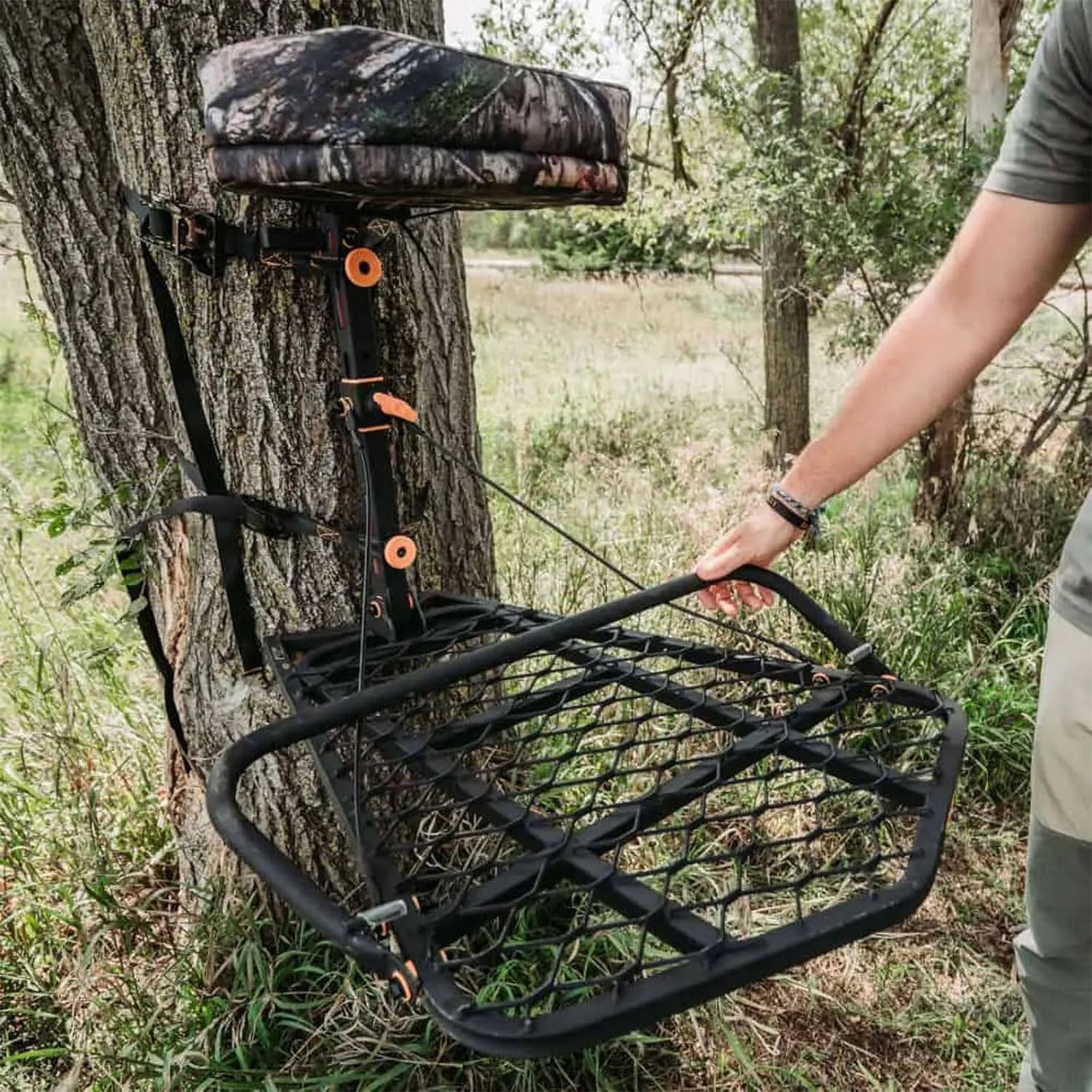 MUDDY Outfitter Hang On Hunting Tree Stand w/ Adjustable Platform & Padded Seat