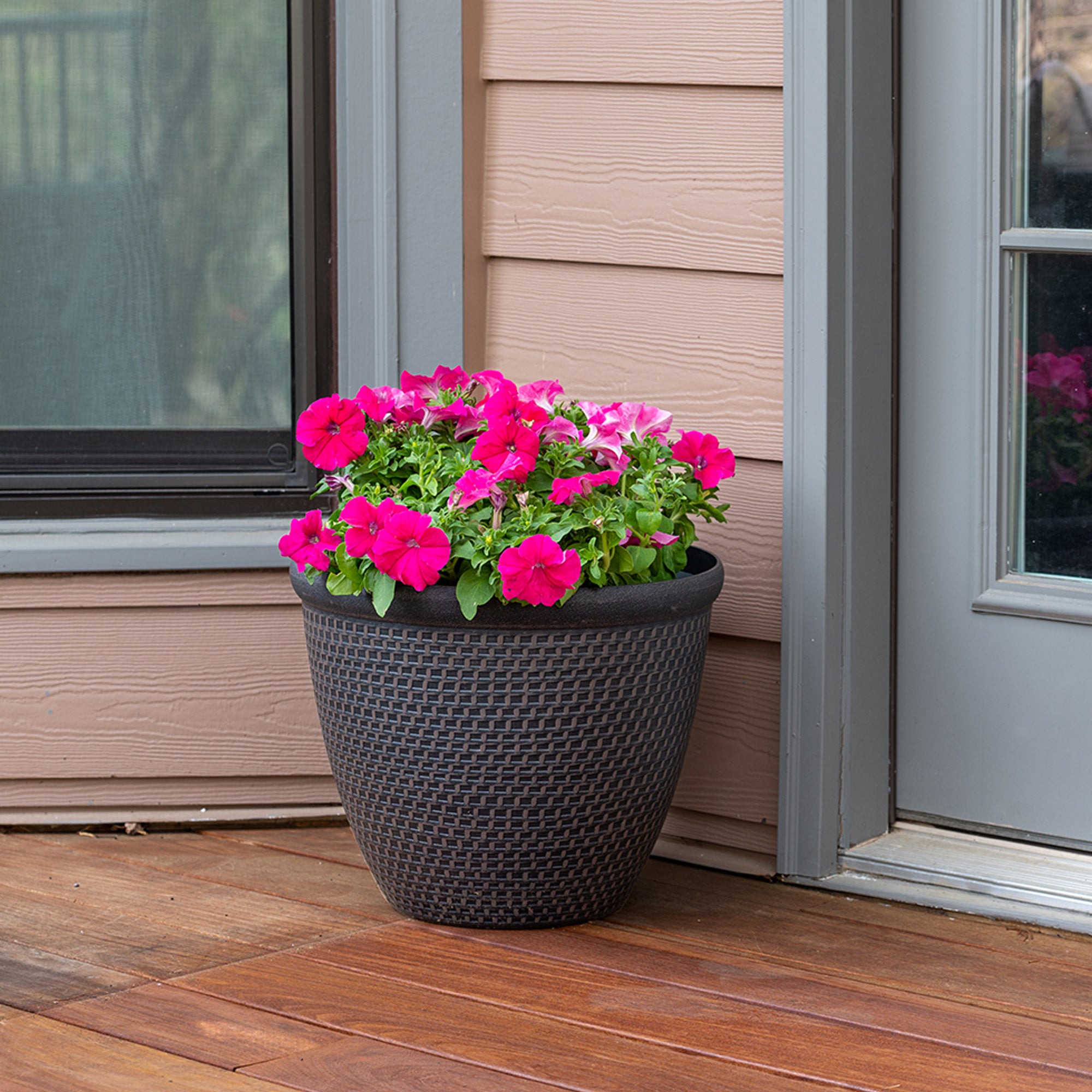 Southern Patio 15.9-Inch Cromarty Planter, Durable UV Protected Resin Pot, Red