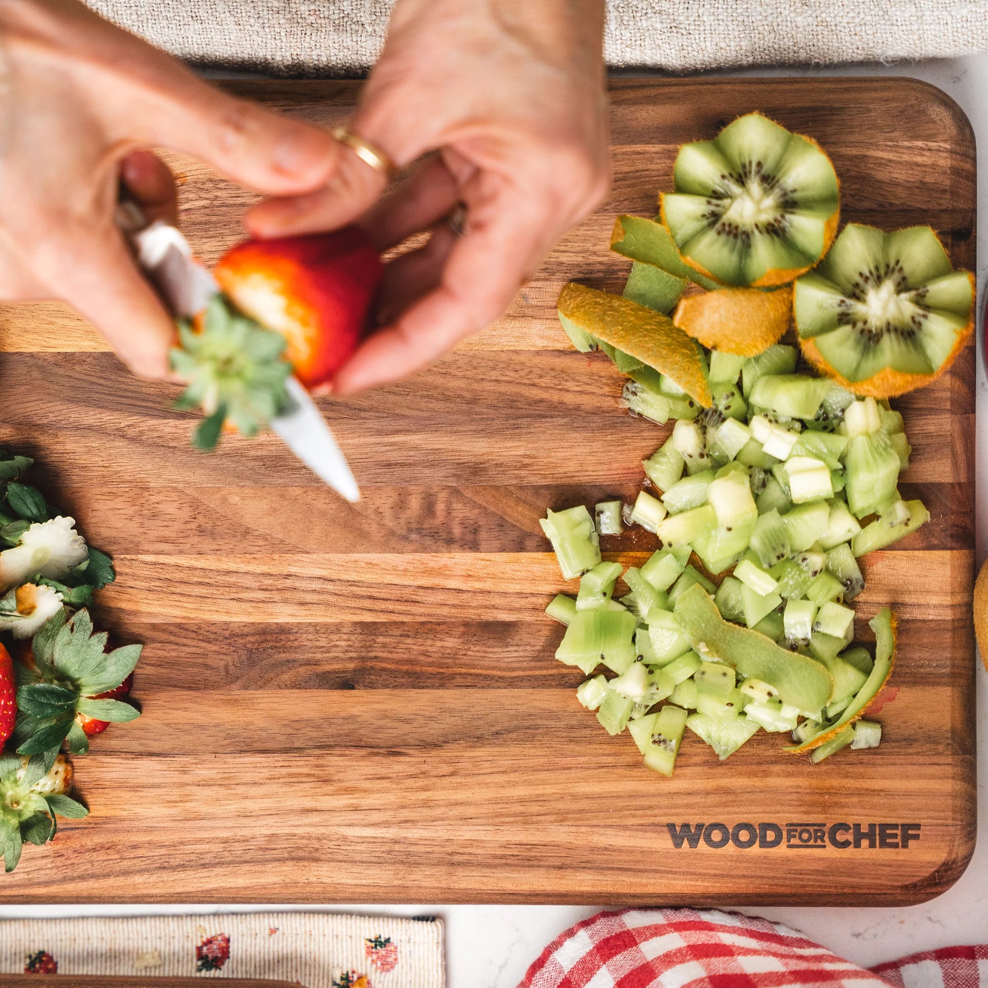 WoodForChef Mizu Walnut Edge Grain Cutting Board for Kitchen, 20" x 10" x 1.10"
