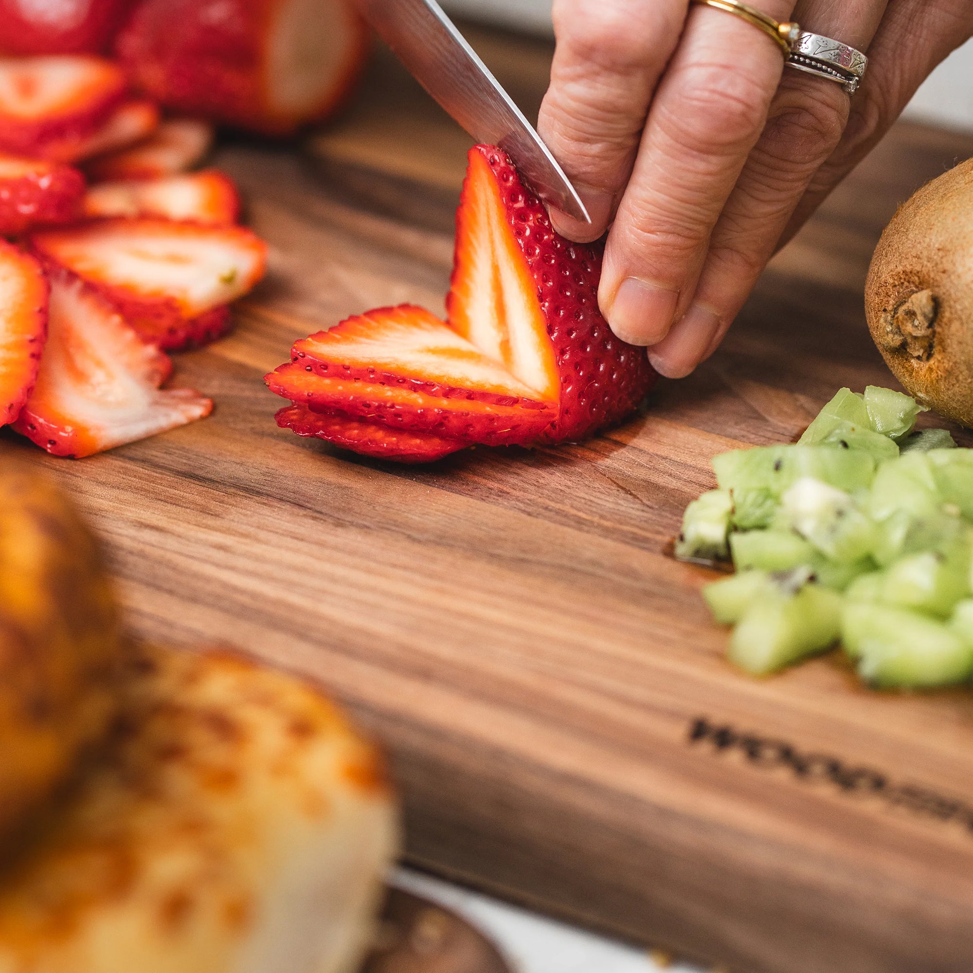 WoodForChef Mizu Walnut Edge Grain Cutting Board for Kitchen, 20" x 10" x 1.10"