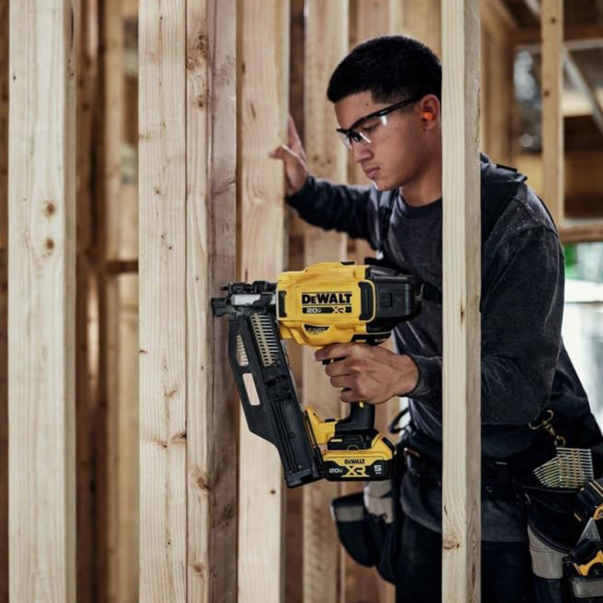Dewalt 20V Cordless 18 Gauge Straight Finish Brad Nailer, Tool Only, (Renewed)