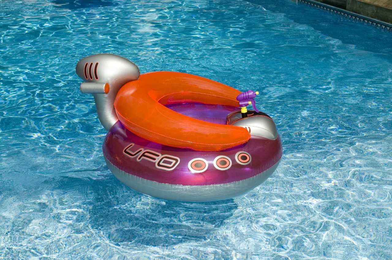 Swimline Peacock Giant Pool Float & UFO Lounge Chair Float w/ Squirt Gun(2 Pack)