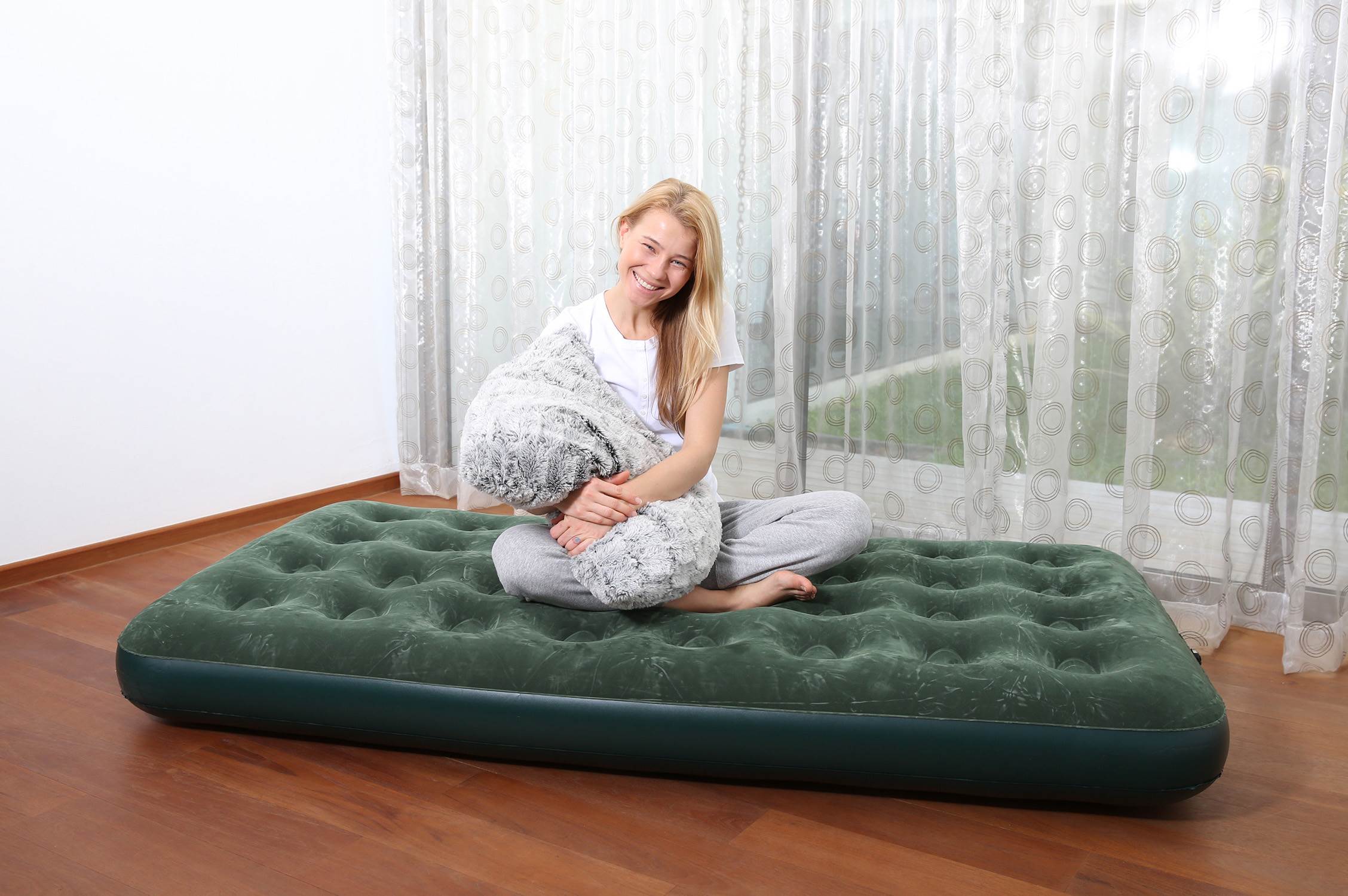 Bestway Inflatable Flocked Camping Airbed Mattress w/ Air Pump| Queen (Open Box)