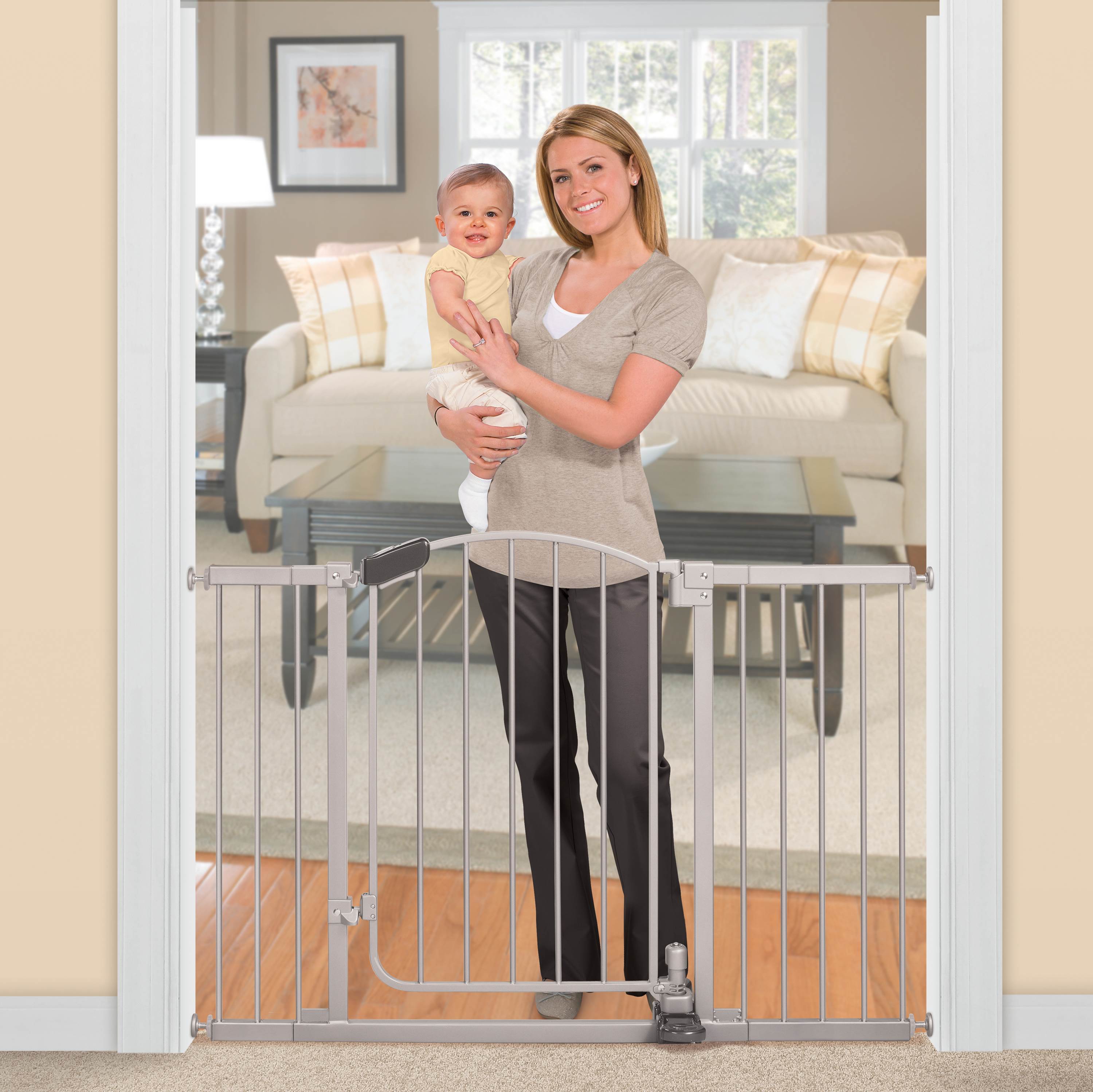 Summer Infant Step to Open Baby/Pet Metal Pressure Mount Gate, Silver (Open Box)