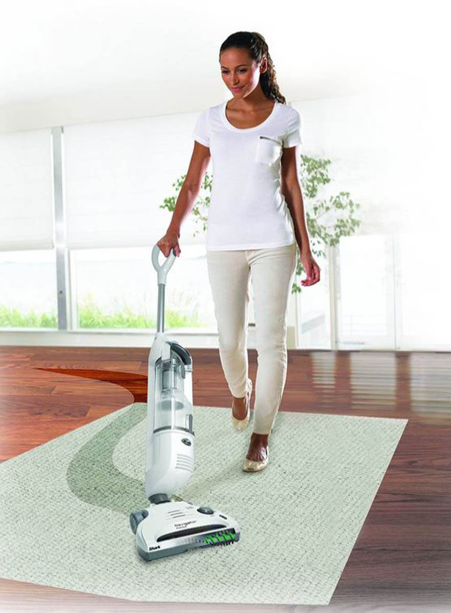 Shark SV1106 Bagless Navigator Cordless Stick Swivel Vacuum Cleaner - Used