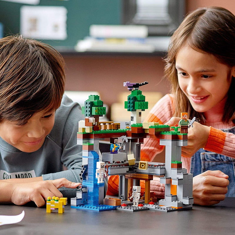LEGO Minecraft The First Adventure Hands On Kid&