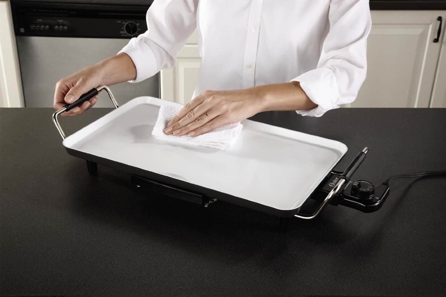 Oster DuraCeramic Griddle with Warming Tray, Black/ Créme (Open Box)