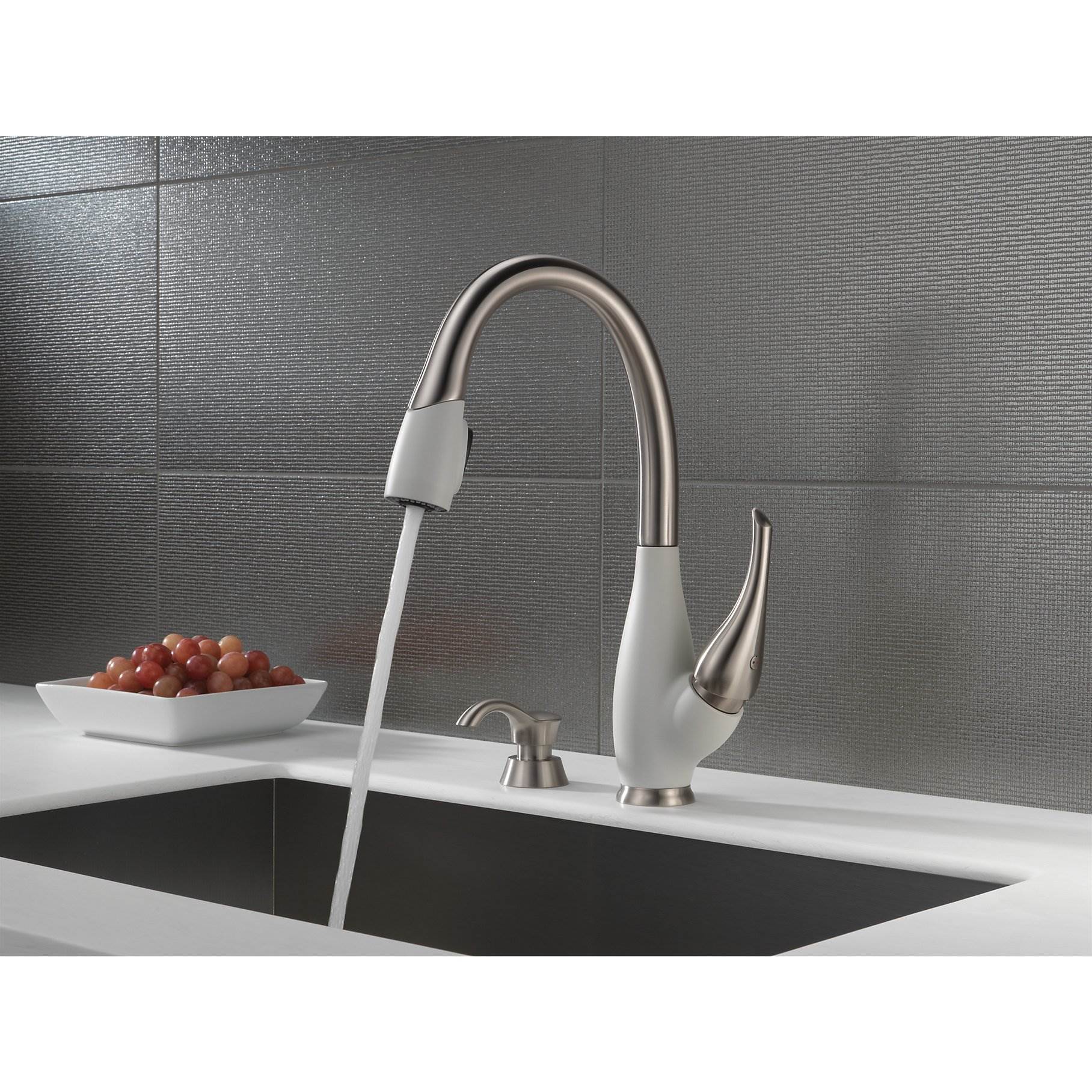 Delta Fuse Single Handle Pull-Down Kitchen Faucet, Stainless Steel (Open Box)
