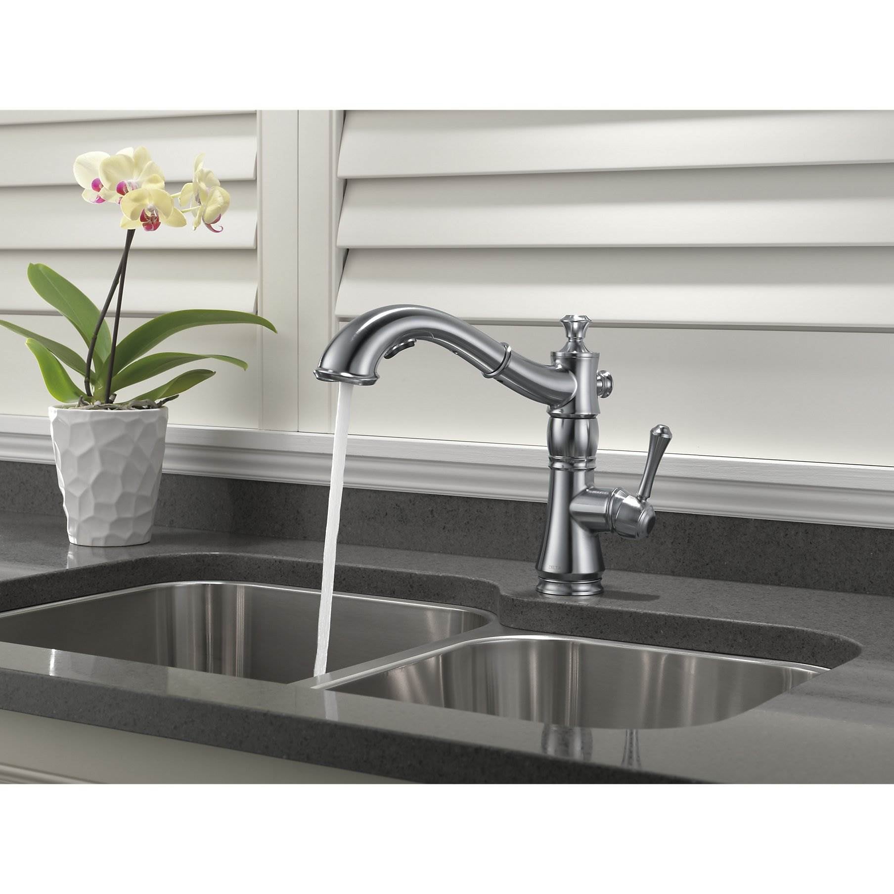 Delta Faucets Single Handle Pull-Out Kitchen Faucet, Arctic Stainless (Used)