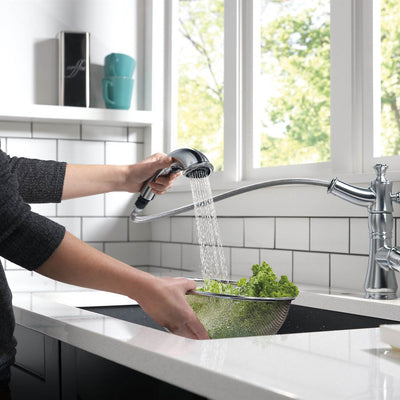 Delta Faucets Single Handle Pull-Out Kitchen Faucet, Arctic Stainless (Used)