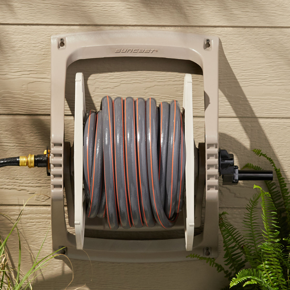 Suncast Hose Handler 100 Foot Tote or Wall Mountable Garden Hose Reel (Used)