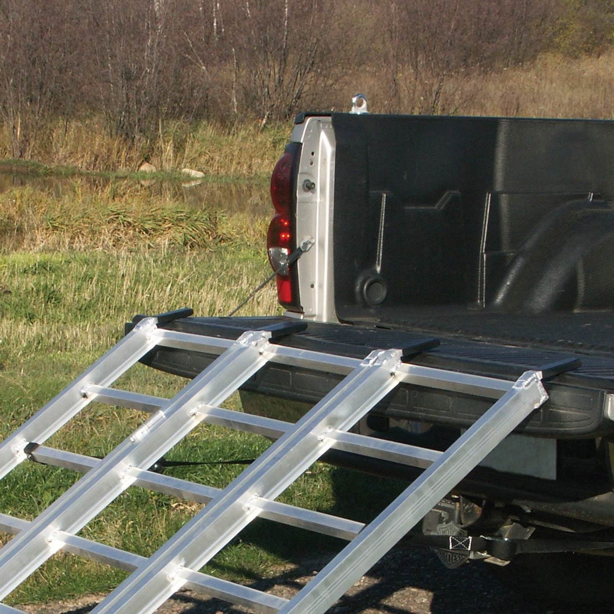 Yutrax 70" 1750 Pound Aluminum Tri-Fold Truck Bed ATV Loading Ramp (Damaged)
