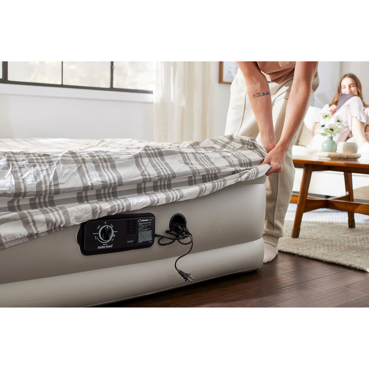 Insta-Bed Raised 19 Inch Queen Airbed Air Mattress with Built In neverFlat Pump (Damaged)