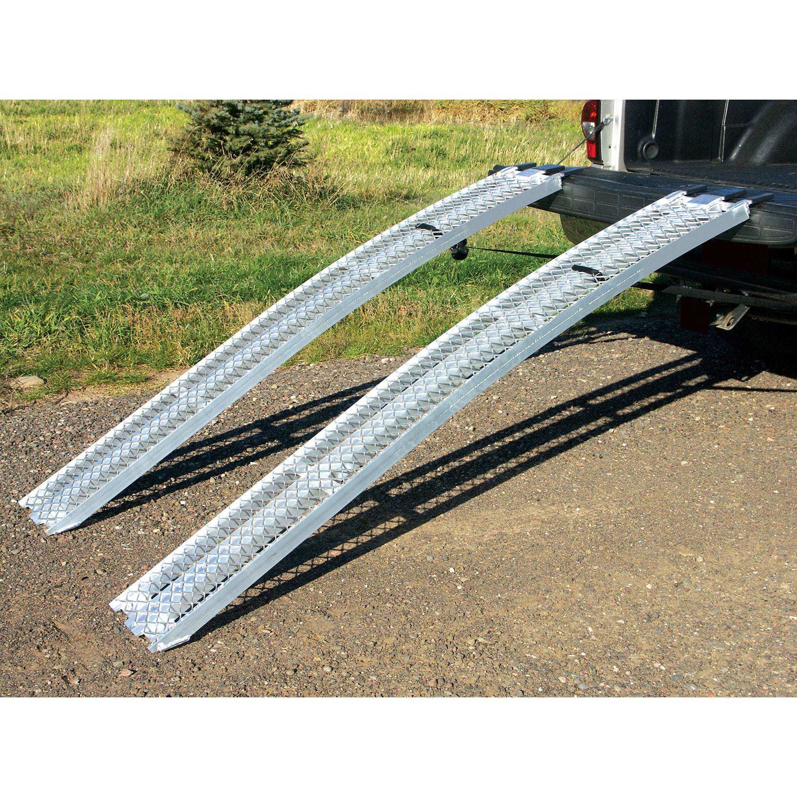 Yutrax 2500 lb Extreme Duty Aluminum Solid Arch Loading Ramps, Pair (Open Box)