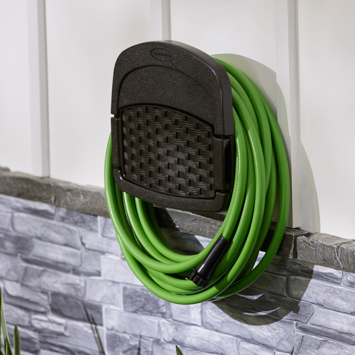 Suncast Hangout 150 Foot Resin Wicker Mounted Garden Storage Hose Rack (Used)