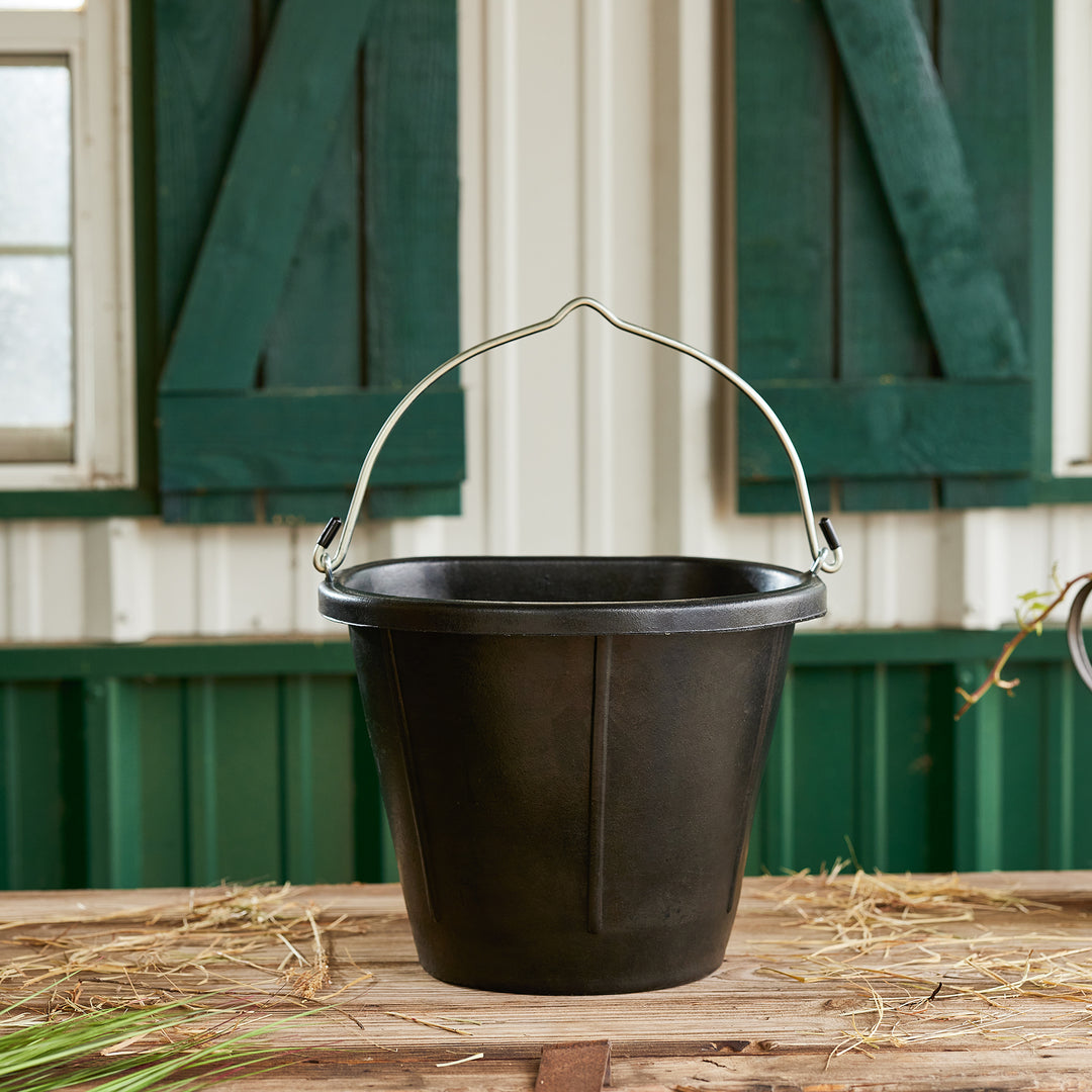 Farm Innovators 18 Quart Rubber Flat Back Heated Bucket with Guard, 90 Watt